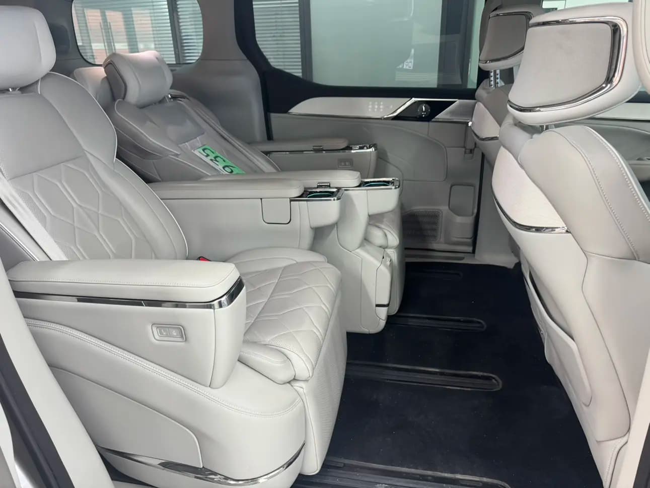 Volvo EM90 2024 г. 24063 км. — фото 11