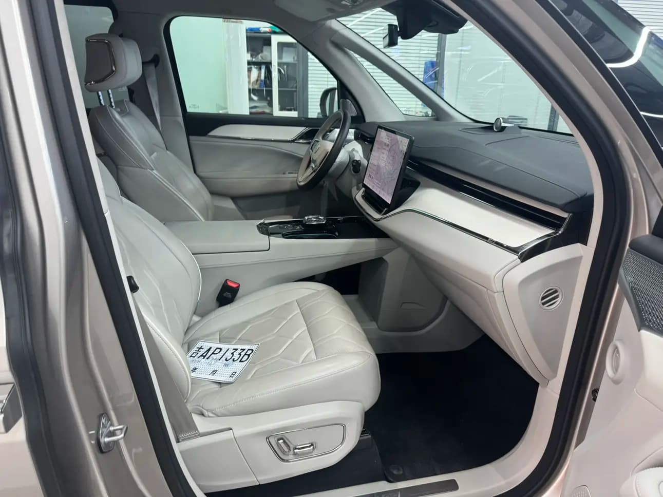Volvo EM90 2024 г. 24063 км. — фото 12