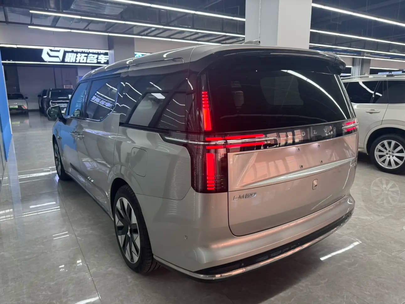 Volvo EM90 2024 г. 24063 км. — фото 4