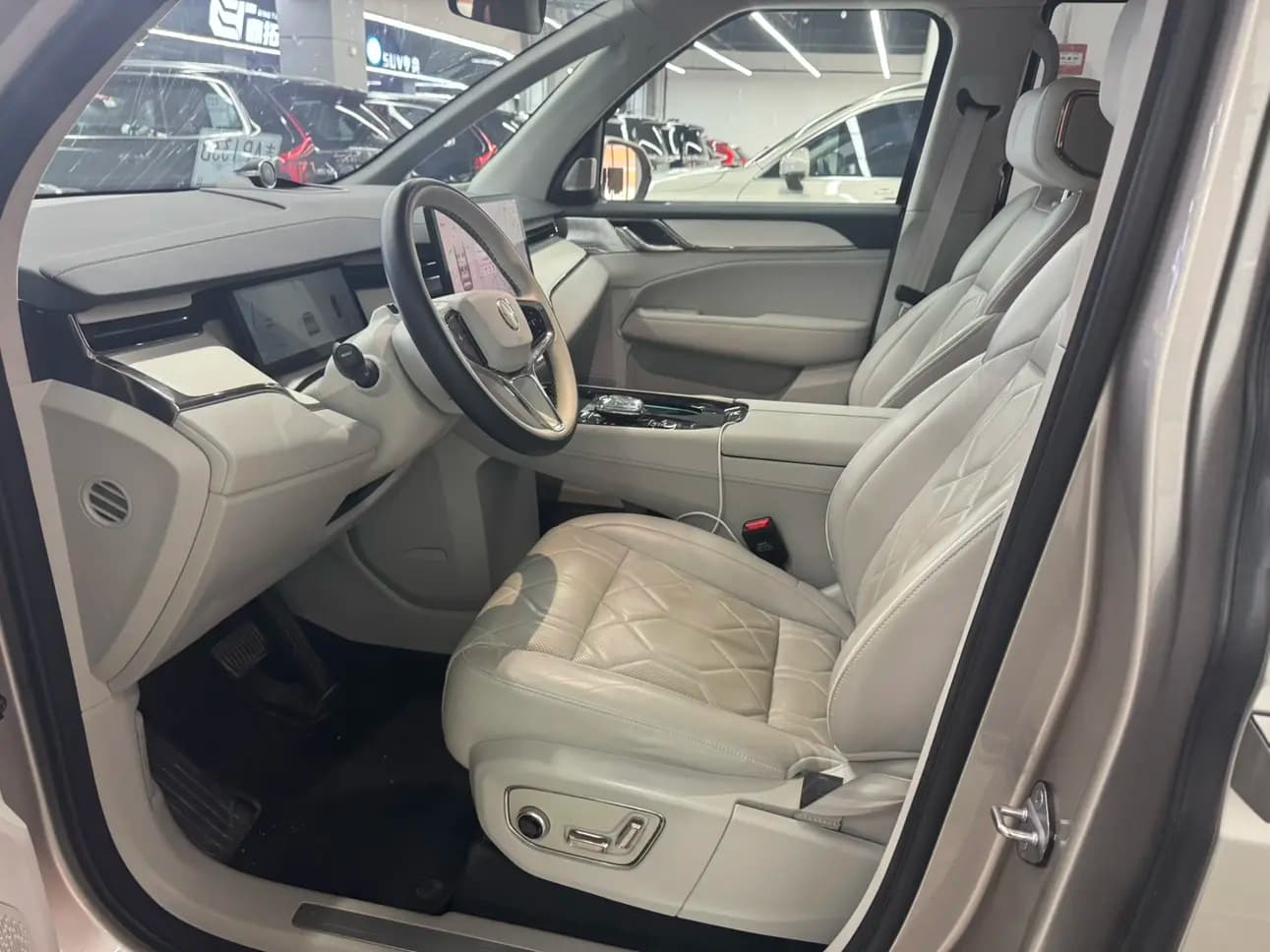 Volvo EM90 2024 г. 24063 км. — фото 10