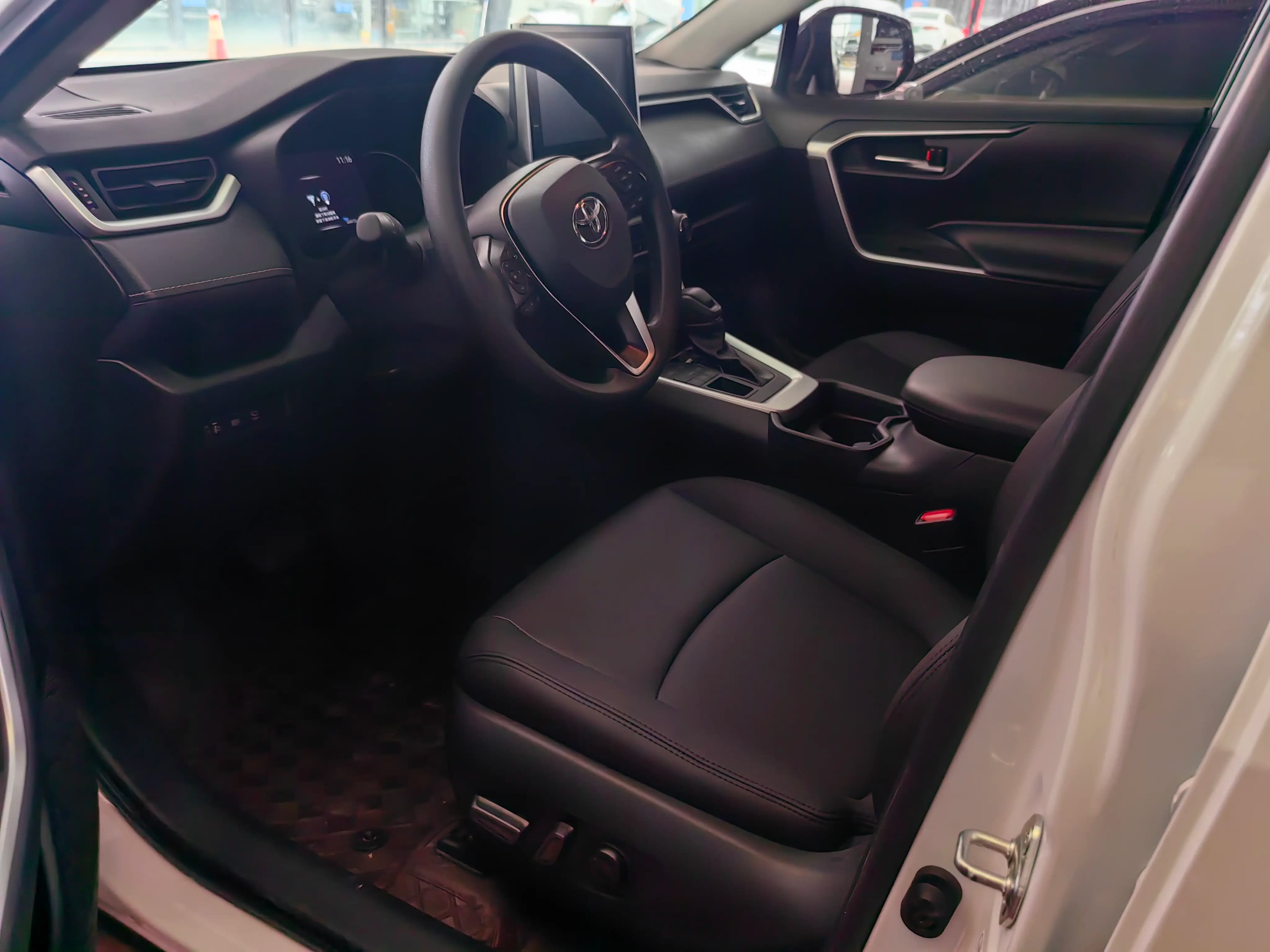 Toyota RAV4 2023 г. 44034 км. — фото 12