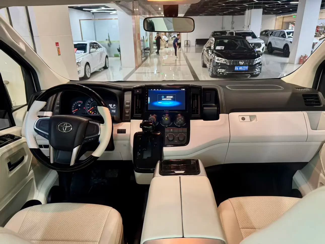 Toyota HiAce 2023 г. 70045 км. — фото 5