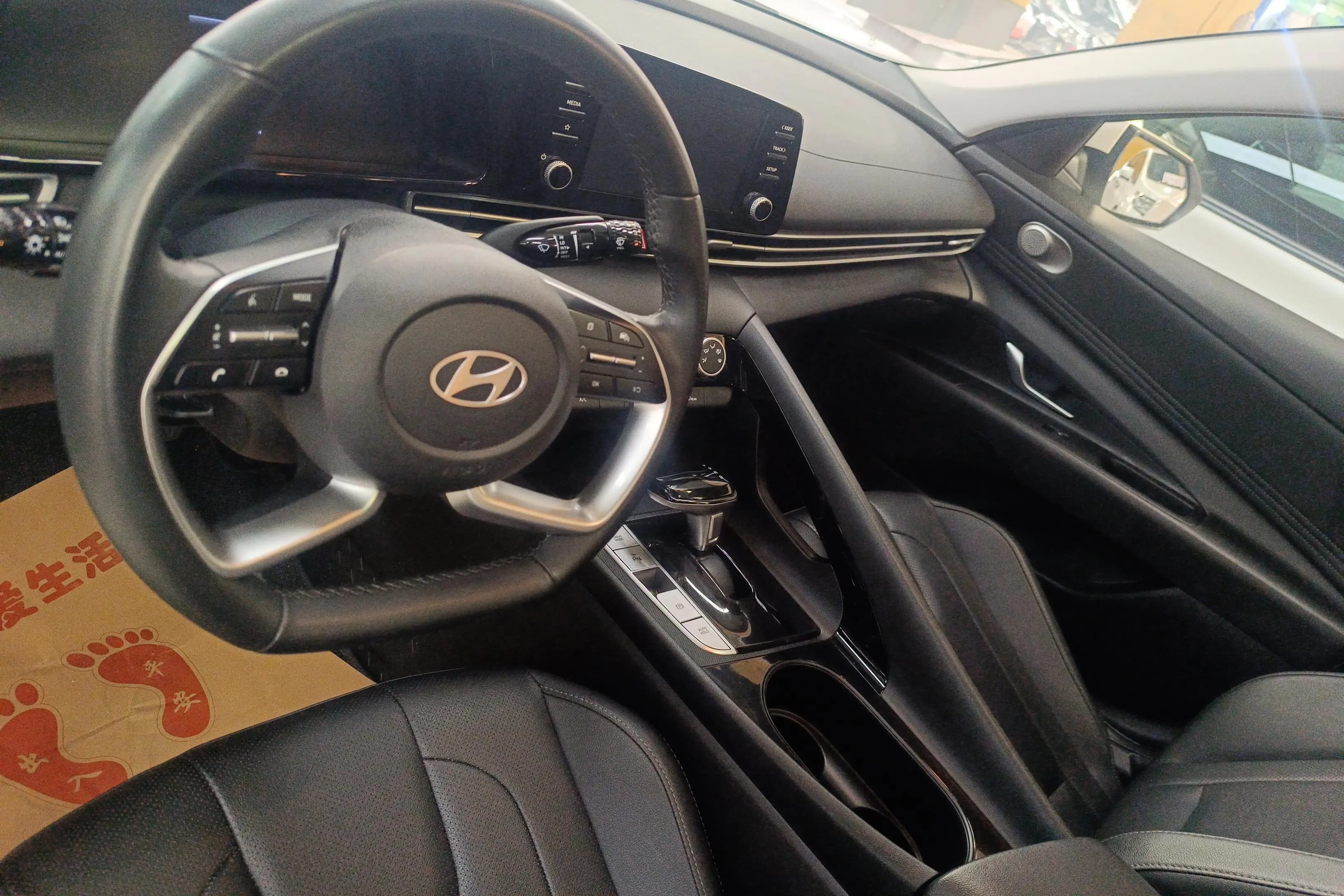 Hyundai Elantra 2024 г. 37329 км. — фото 13