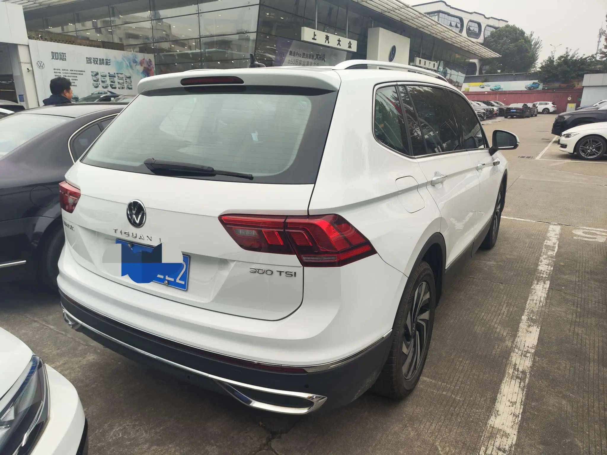 Volkswagen Tiguan L 2023 г. 74034 км. — фото 2
