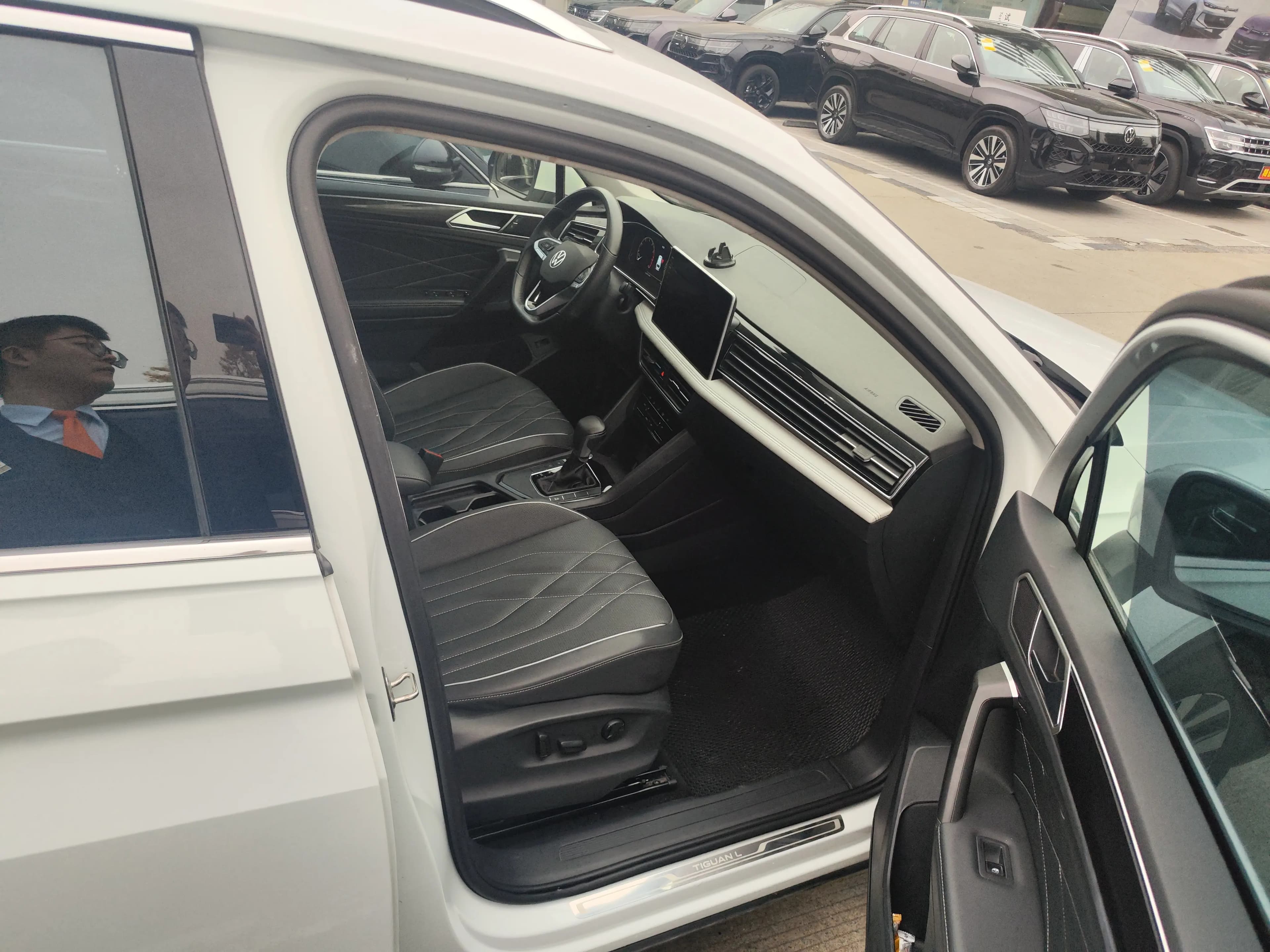 Volkswagen Tiguan L 2023 г. 74034 км. — фото 4