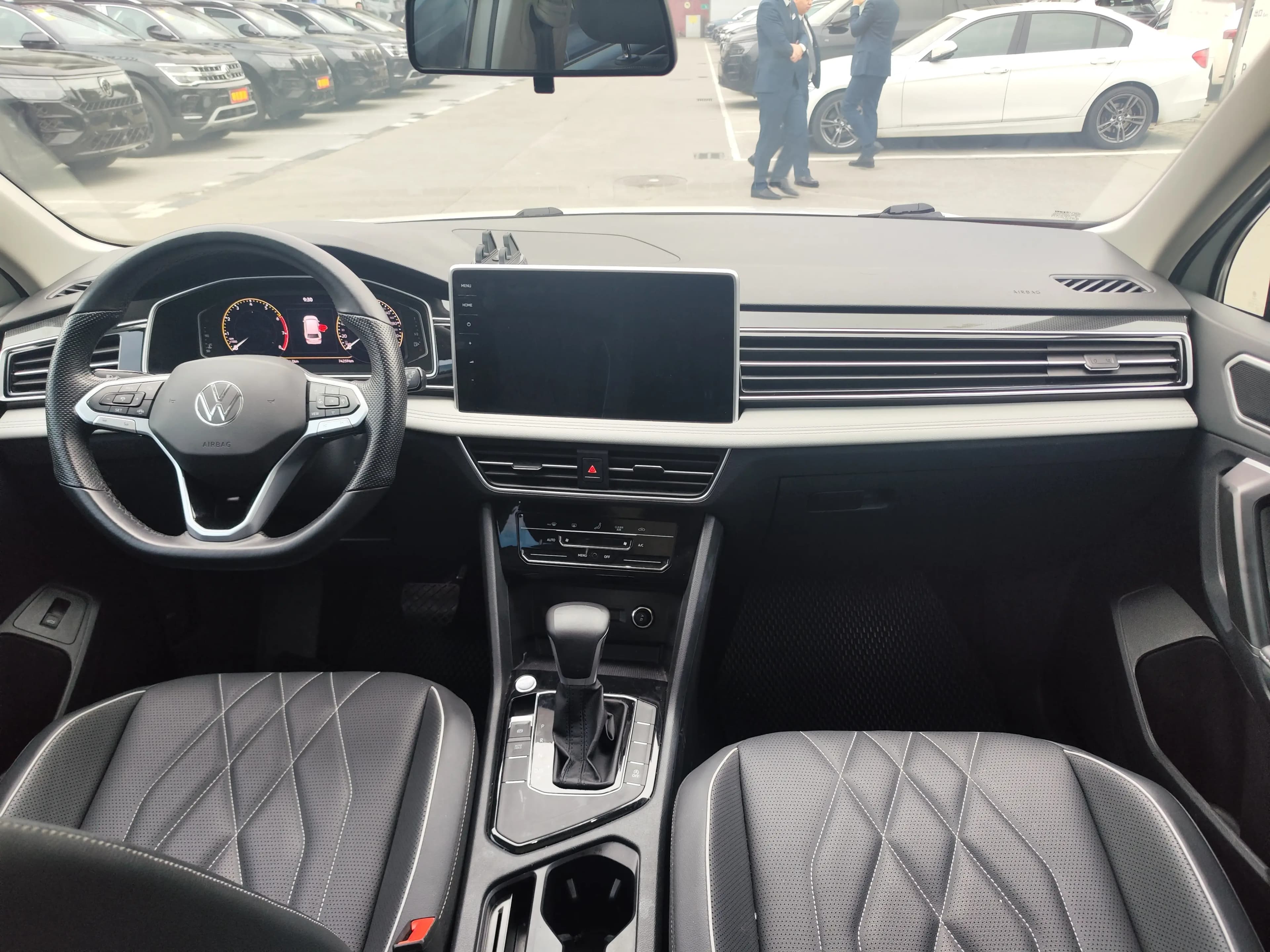 Volkswagen Tiguan L 2023 г. 74034 км. — фото 6