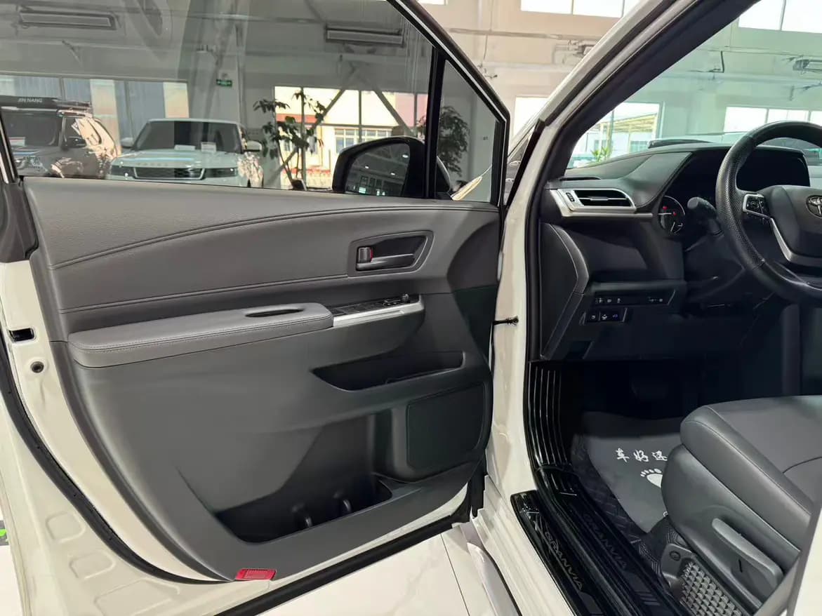 Toyota Granvia 2025 г. 21573 км. — фото 18