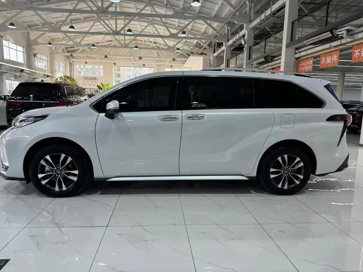 Toyota Granvia 2025 г. 21573 км. — фото 3