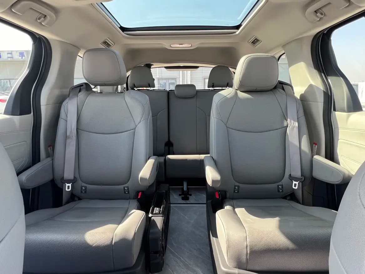 Toyota Granvia 2024 г. 24072 км. — фото 11