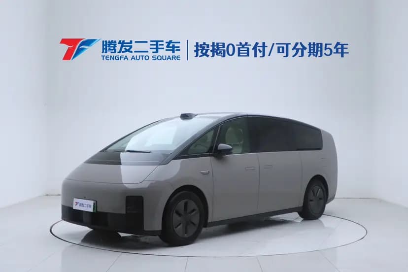 Lixiang MEGA 2024 г. 22650 км.