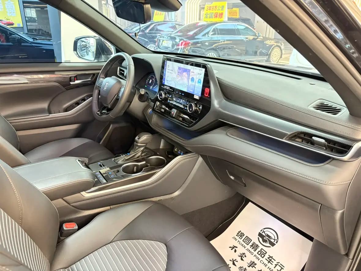 Toyota Crown Kluger 2023 г. 40144 км. — фото 18