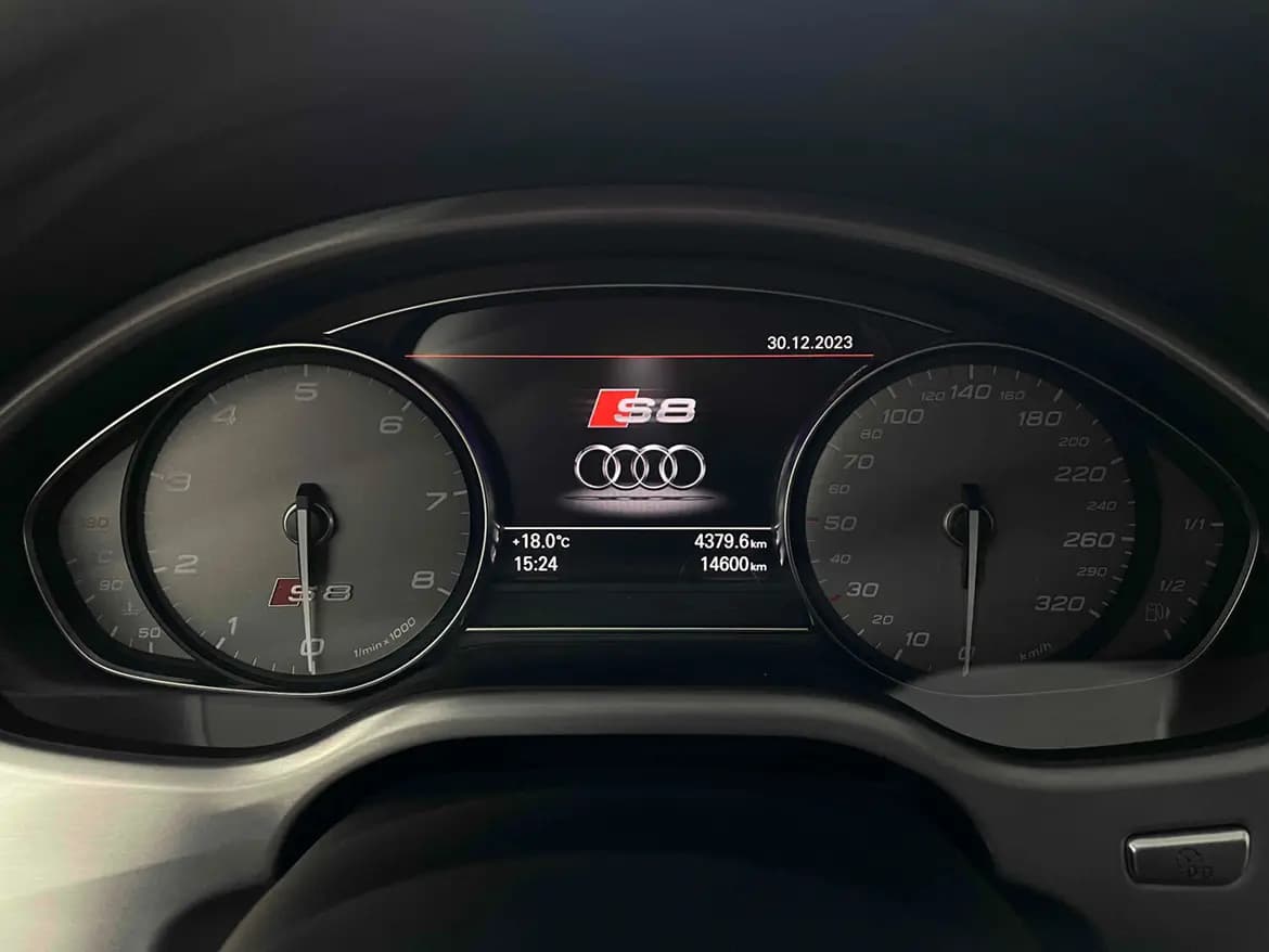 Audi S8 2023 г. 14059 км. — фото 11