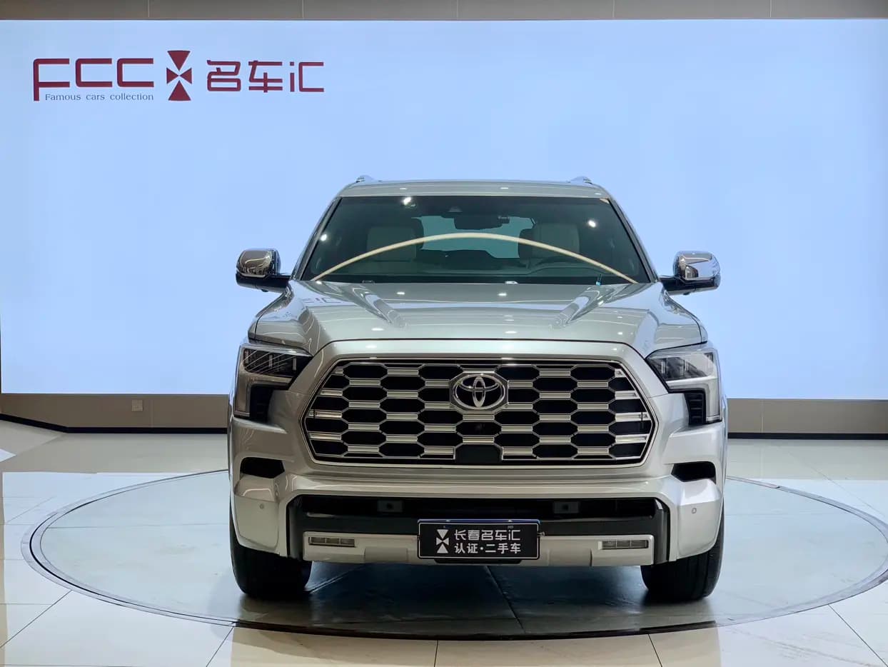 Toyota Sequoia 2023 г. 36082 км. — фото 2
