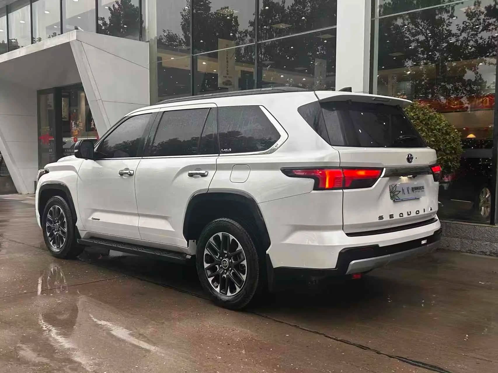 Toyota Sequoia 2023 г. 30783 км. — фото 3