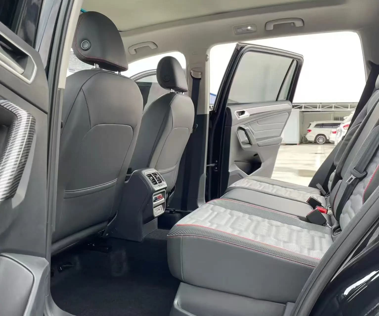 Volkswagen Tiguan L PHEV 2022 г. 90015 км. — фото 9