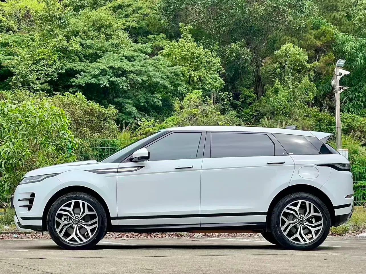 Land Rover Range Rover Evoque PHEV 2023 г. 28097 км. — фото 4