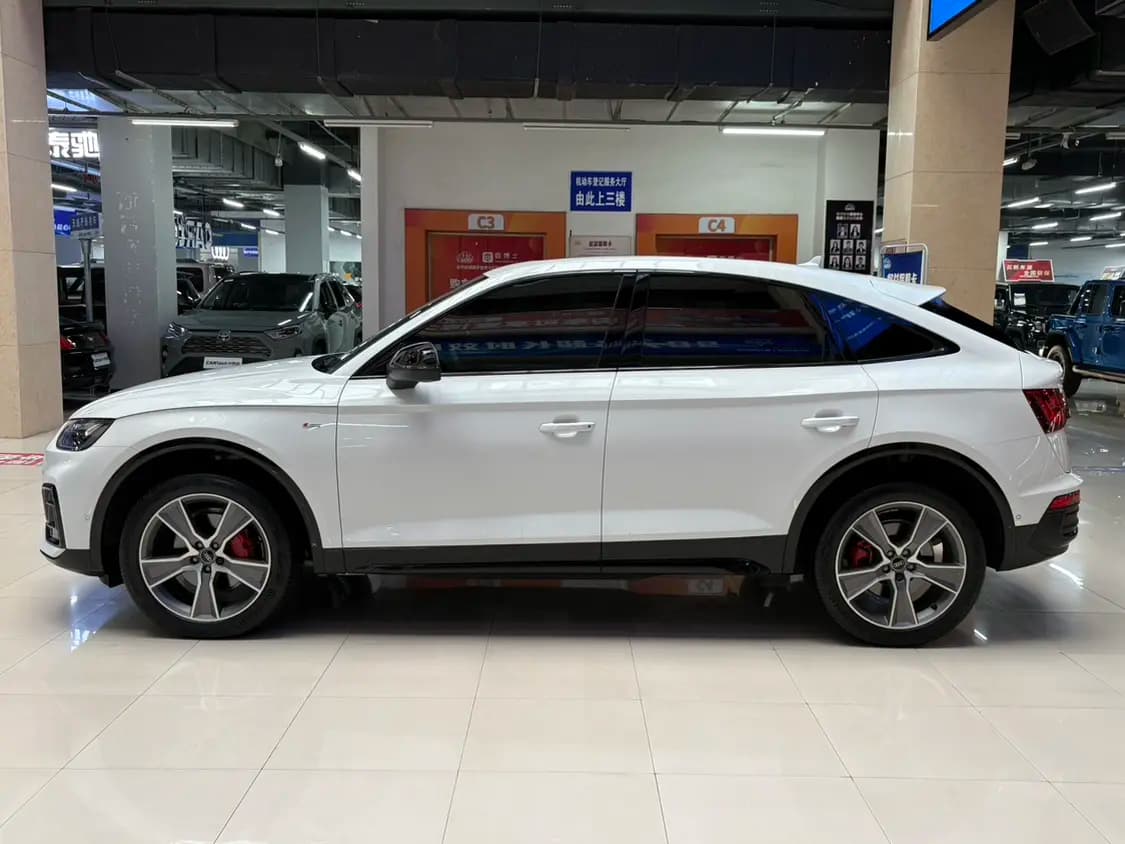 Audi Q5L Sportback 2024 г. 15101 км. — фото 3