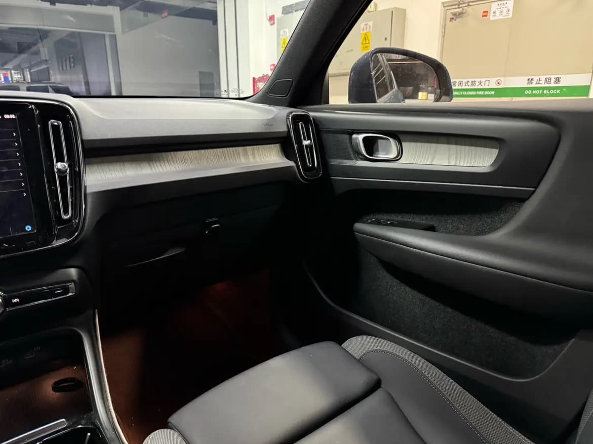 Volvo XC40 2023 г. 43455 км. — фото 10