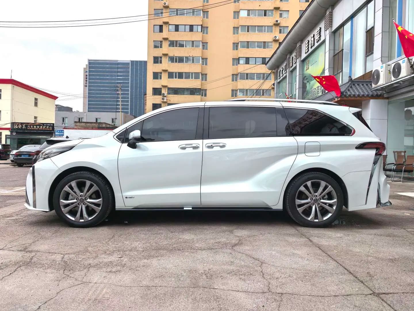 Toyota Sienna 2024 г. 12022 км. — фото 3