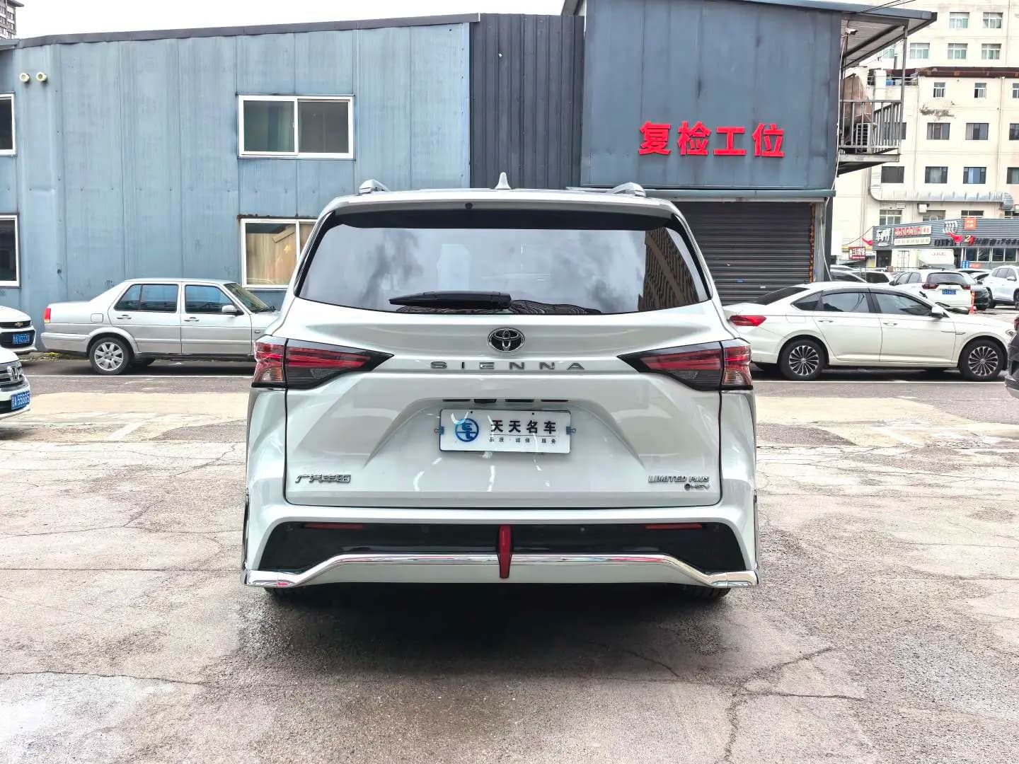 Toyota Sienna 2024 г. 12022 км. — фото 4