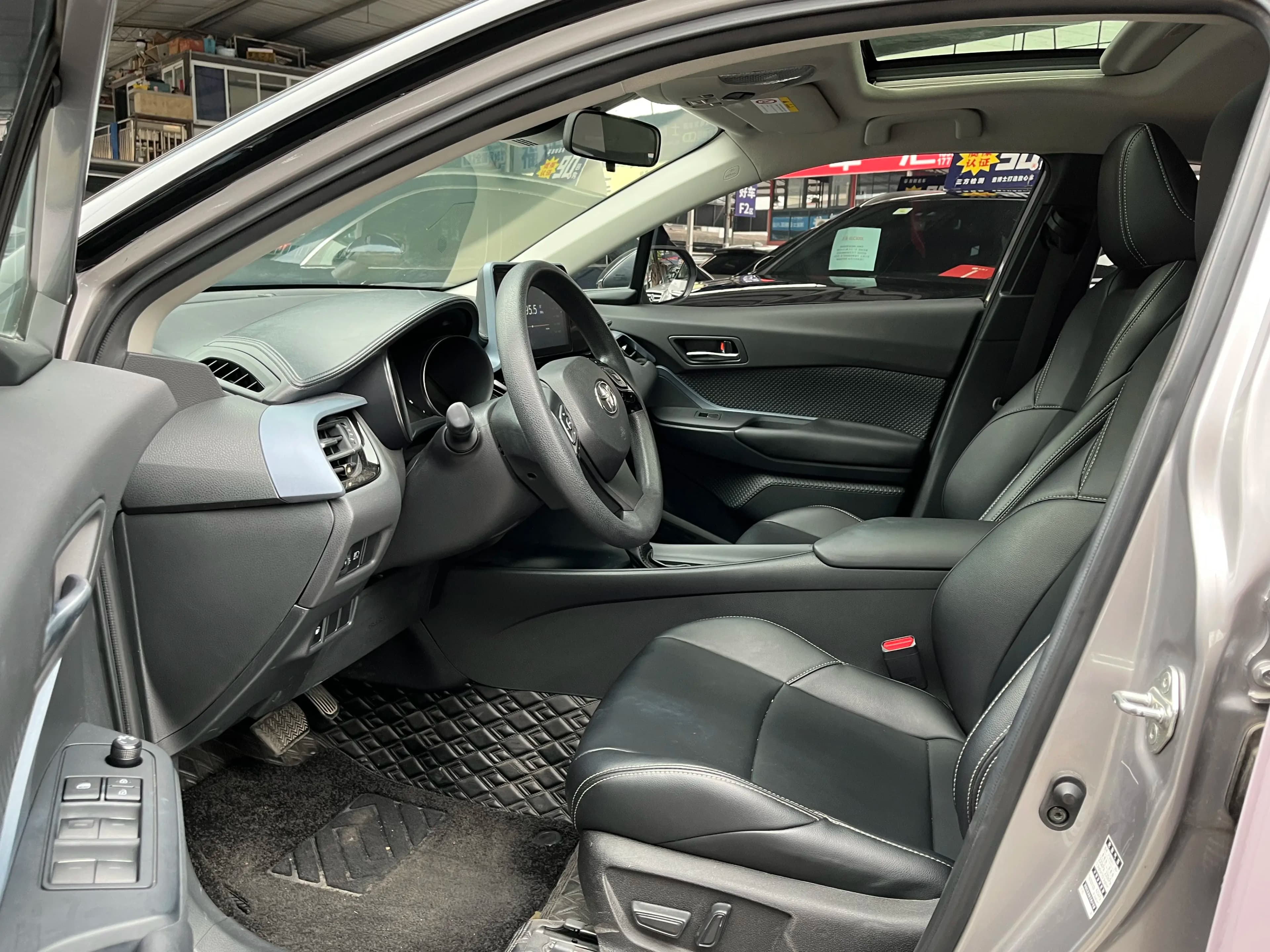 Toyota C-HR Hybrid 2021 г. 56380 км. — фото 11
