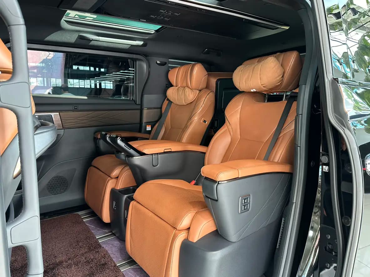 Toyota Alphard 2024 г. 33026 км. — фото 14