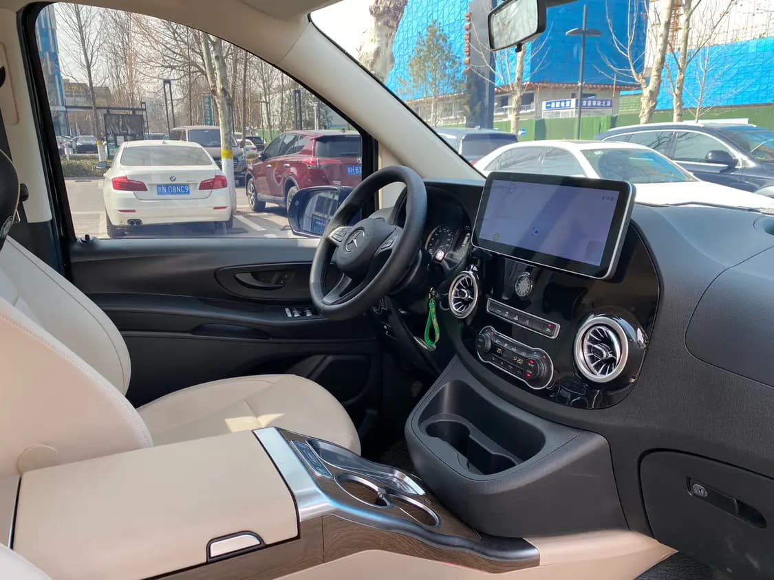 Mercedes-Benz Vito 2024 г. 4000 км. — фото 12