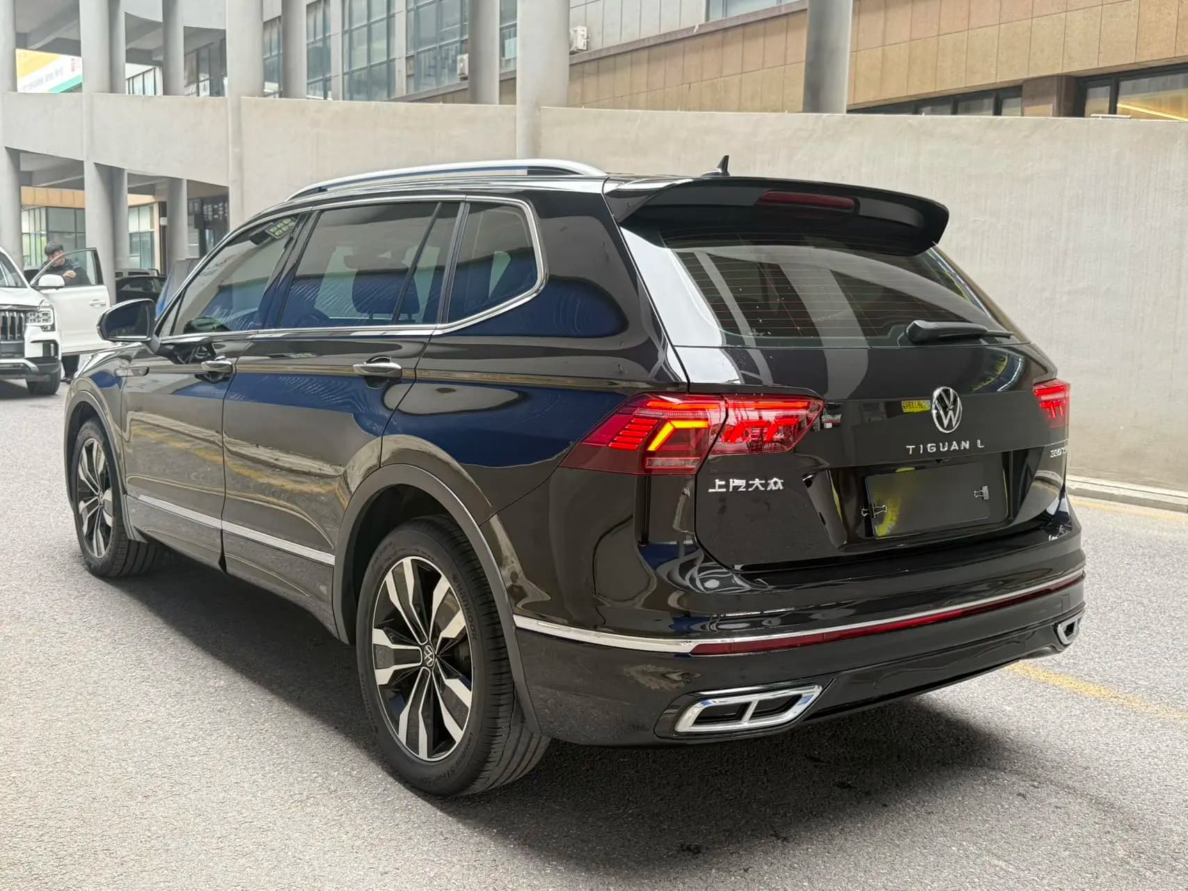 Volkswagen Tiguan L 2023 г. 45031 км. — фото 4