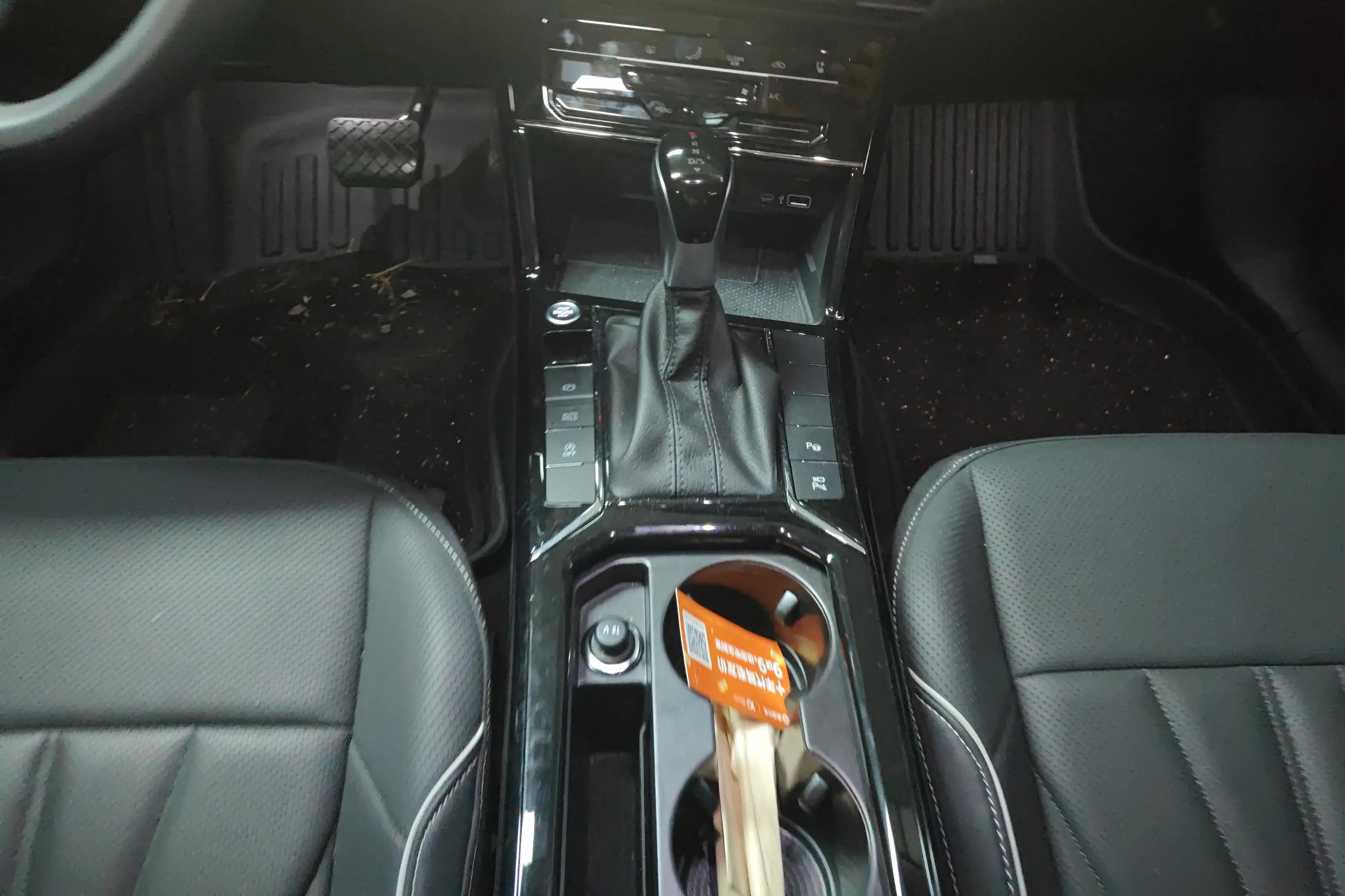 Volkswagen Passat 2024 г. 36045 км. — фото 14