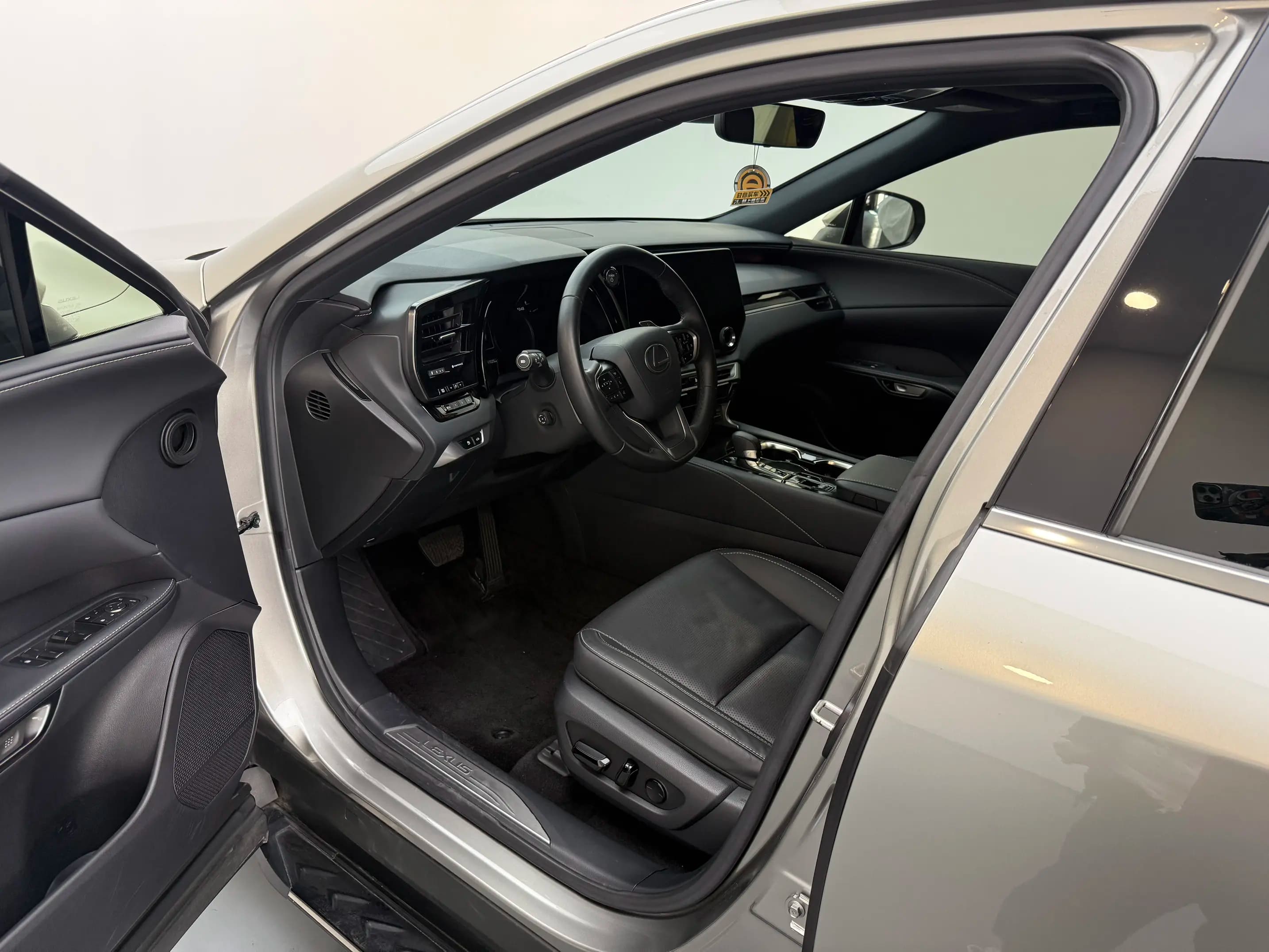 Lexus RX 2023 г. 97185 км. — фото 17