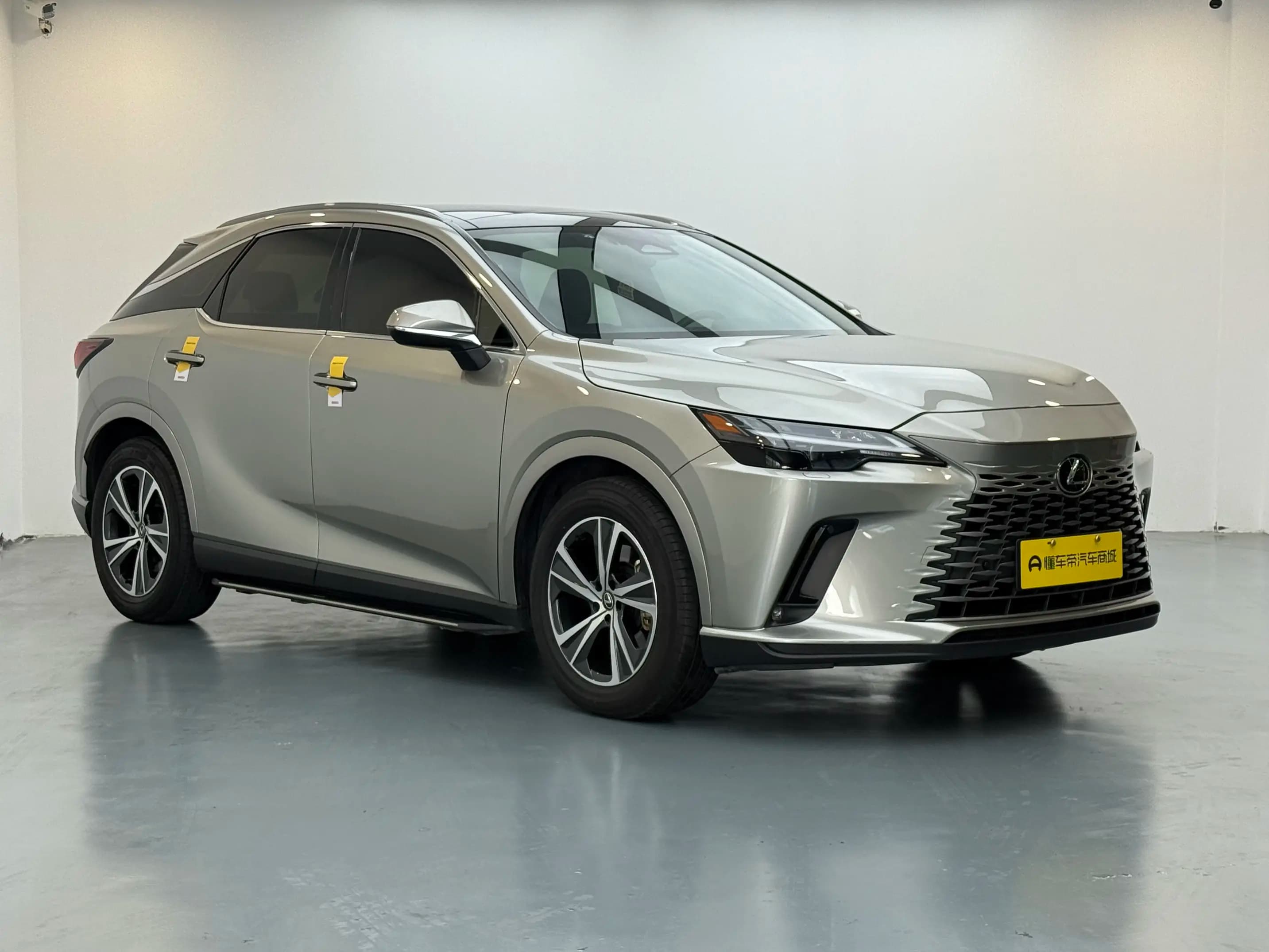 Lexus RX 2023 г. 97185 км. — фото 3