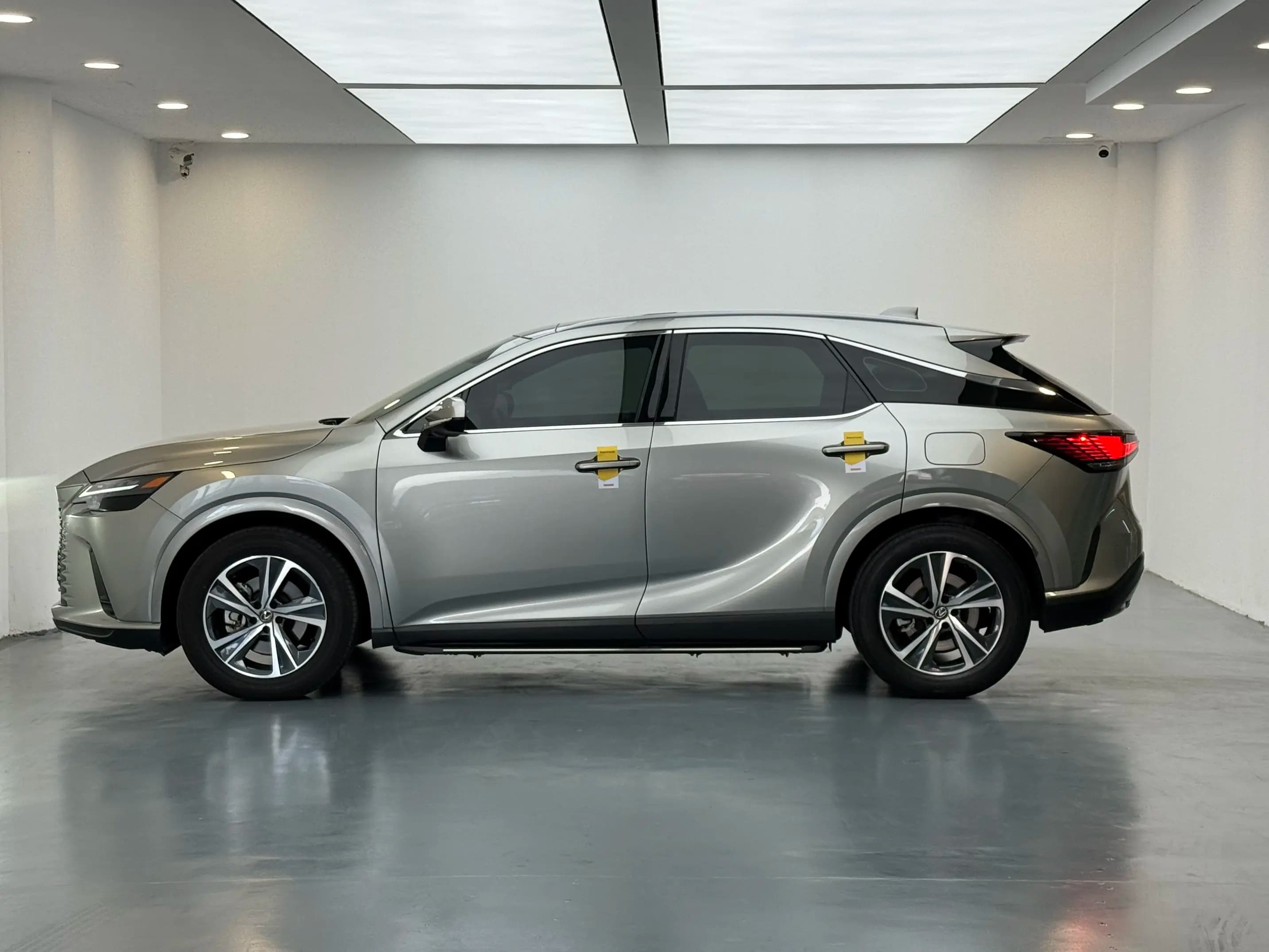 Lexus RX 2023 г. 97185 км. — фото 4