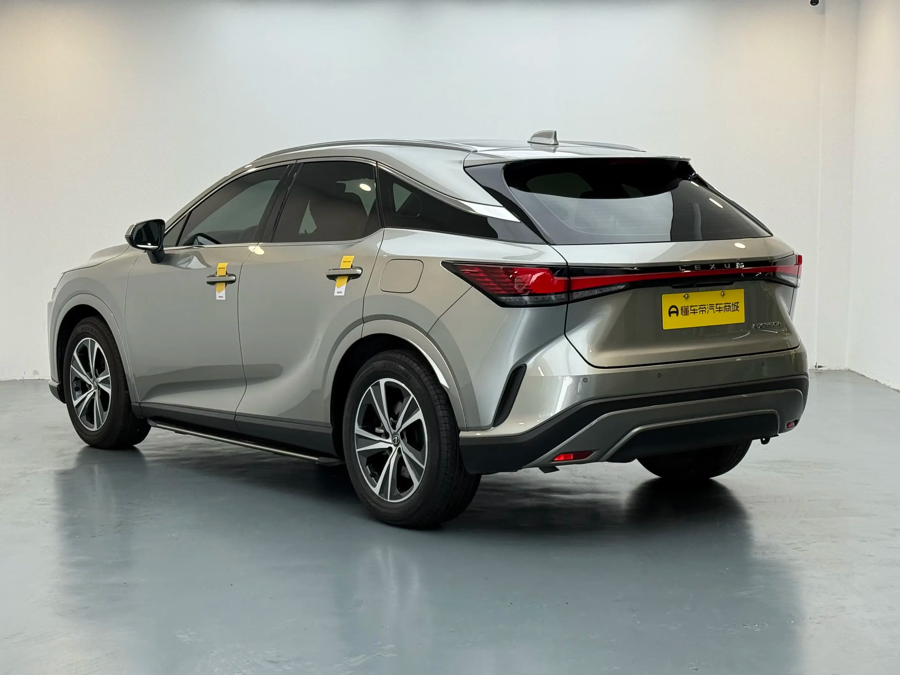 Lexus RX 2023 г. 97185 км. — фото 5