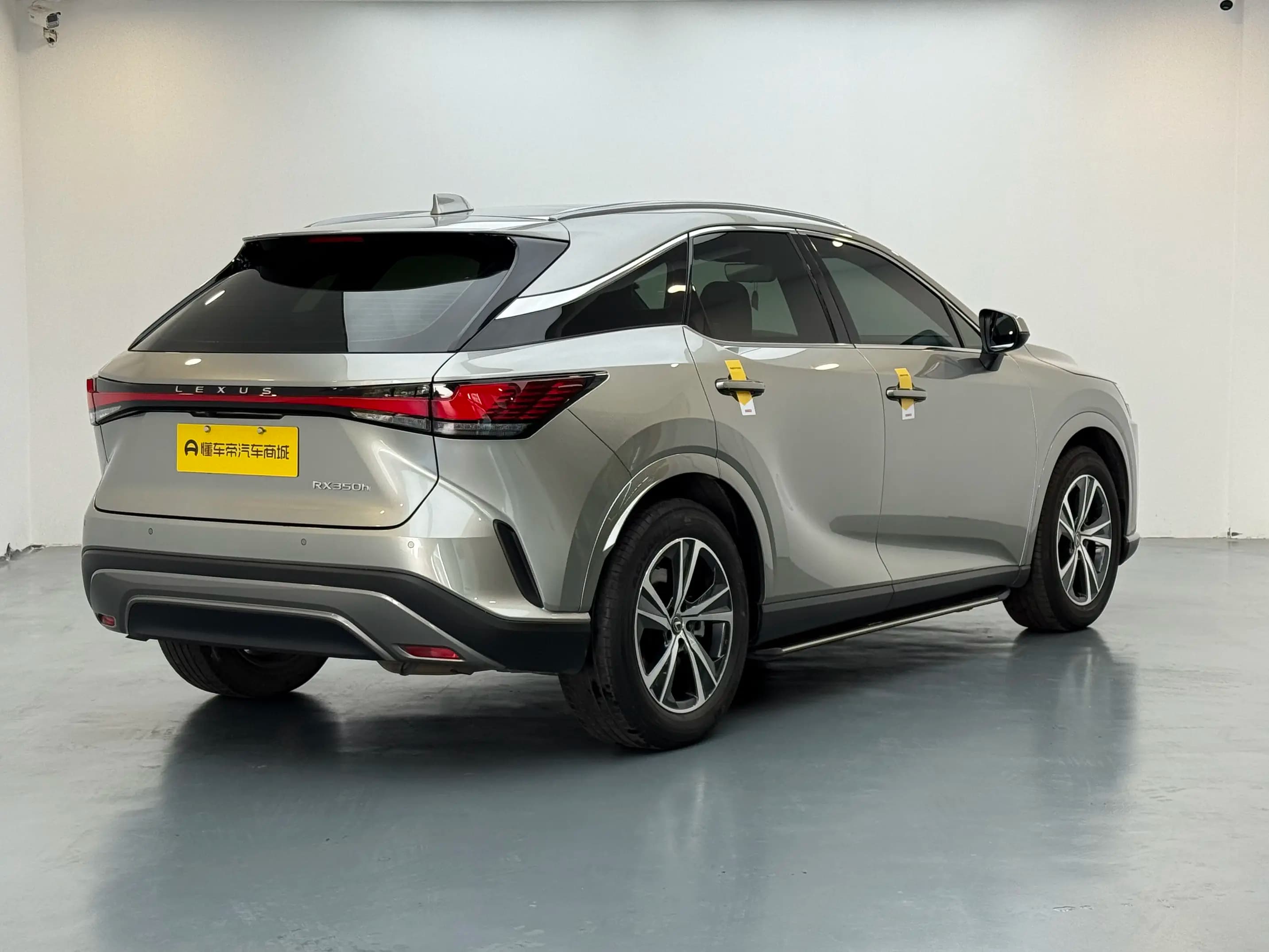 Lexus RX 2023 г. 97185 км. — фото 7
