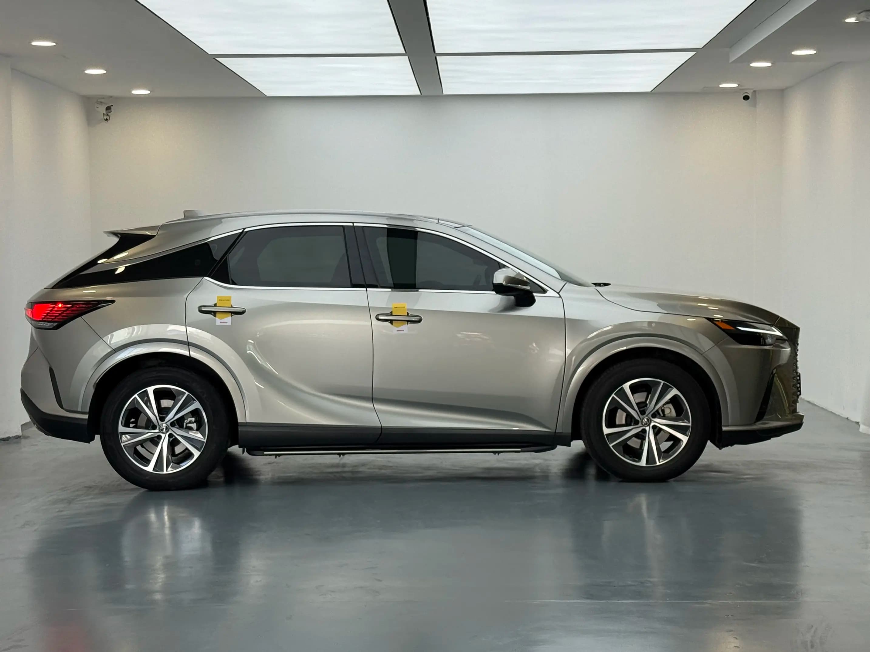 Lexus RX 2023 г. 97185 км. — фото 8