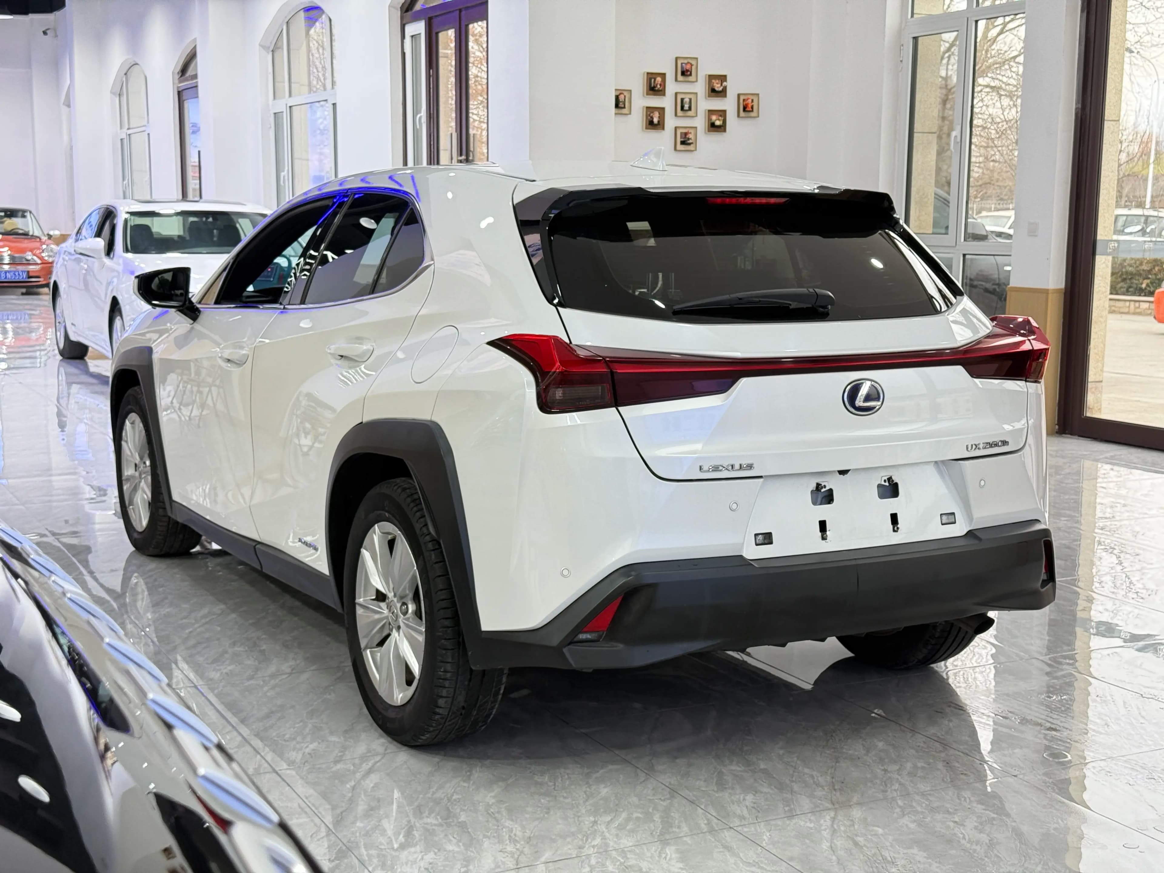 Lexus UX 2021 г. 40114 км. — фото 3
