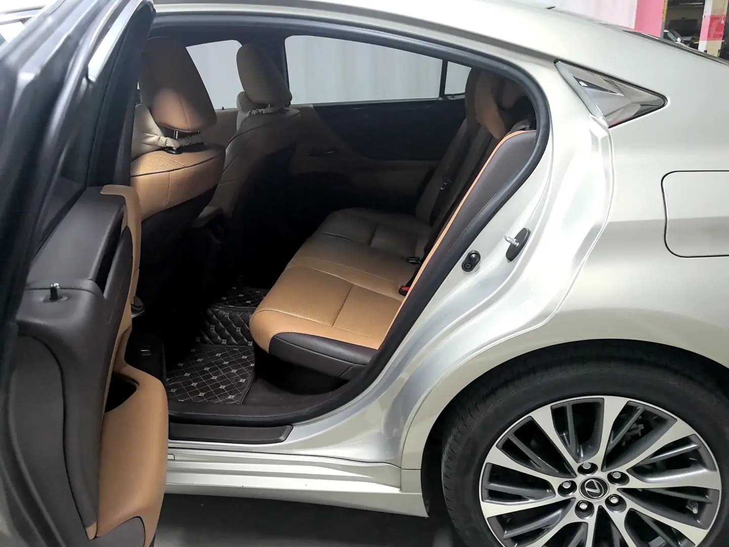 Lexus ES 2021 г. 49505 км. — фото 18