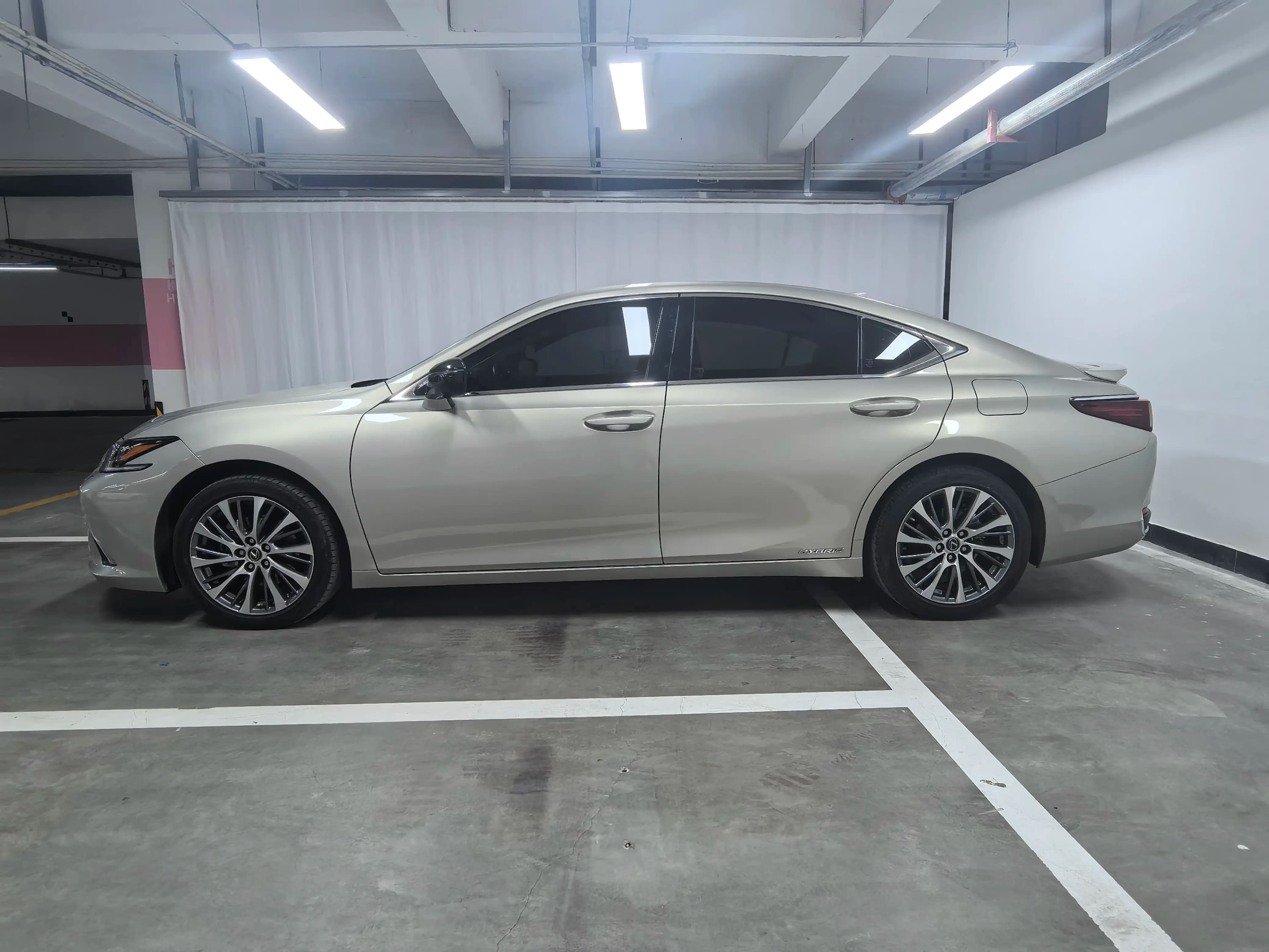 Lexus ES 2021 г. 49505 км. — фото 4