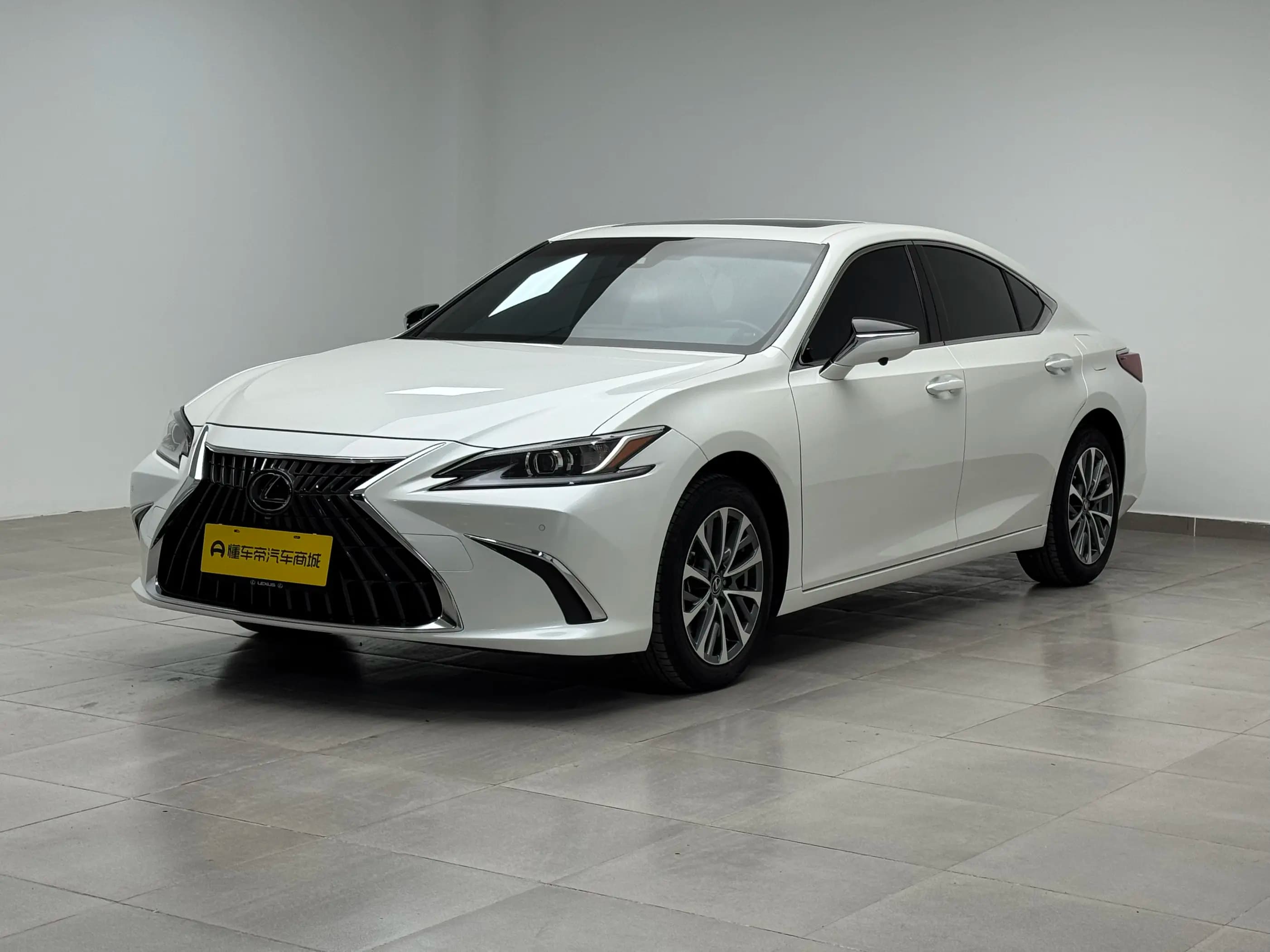 Lexus ES 2023 г. 22306 км.