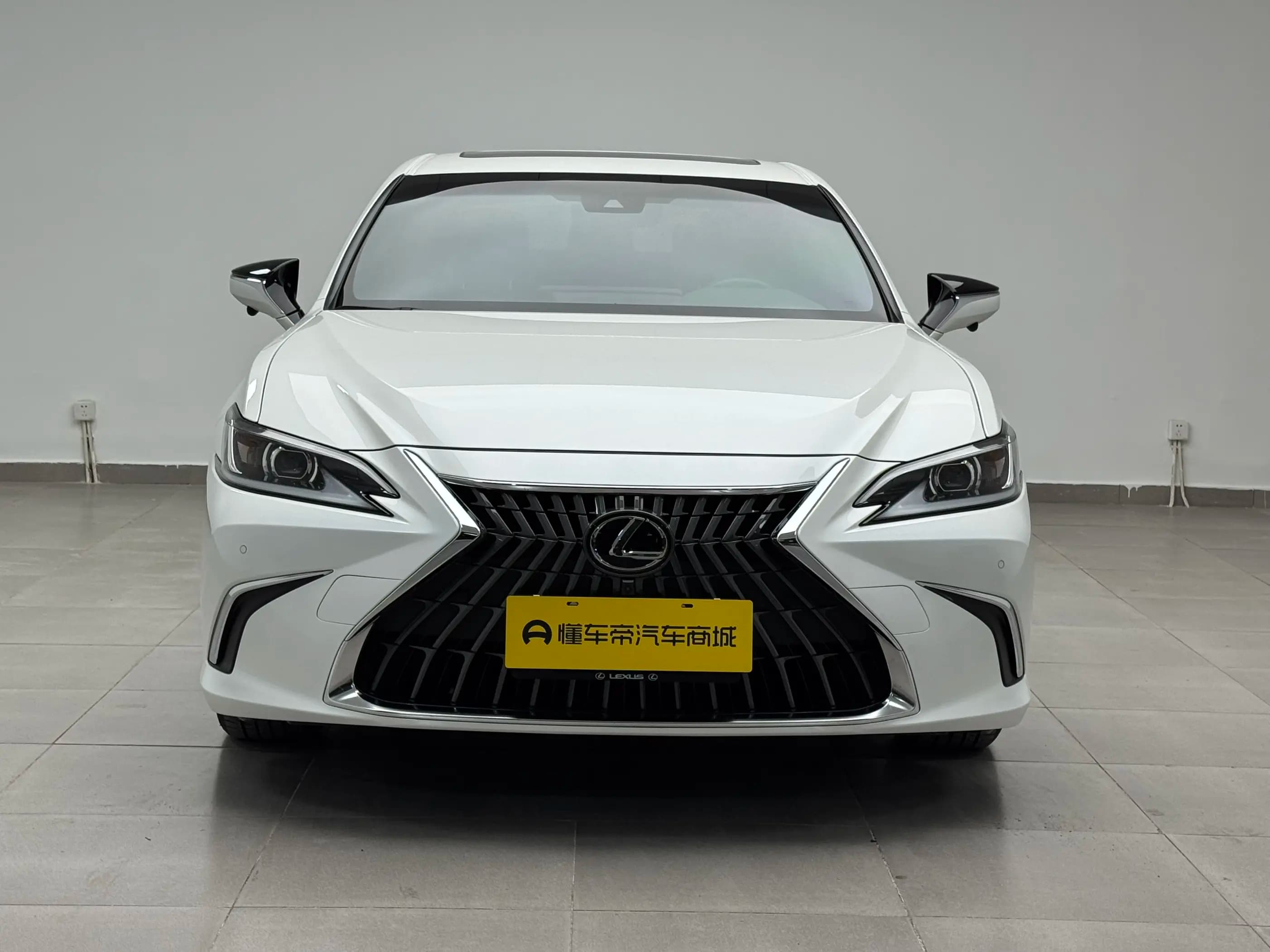Lexus ES 2023 г. 22306 км. — фото 2