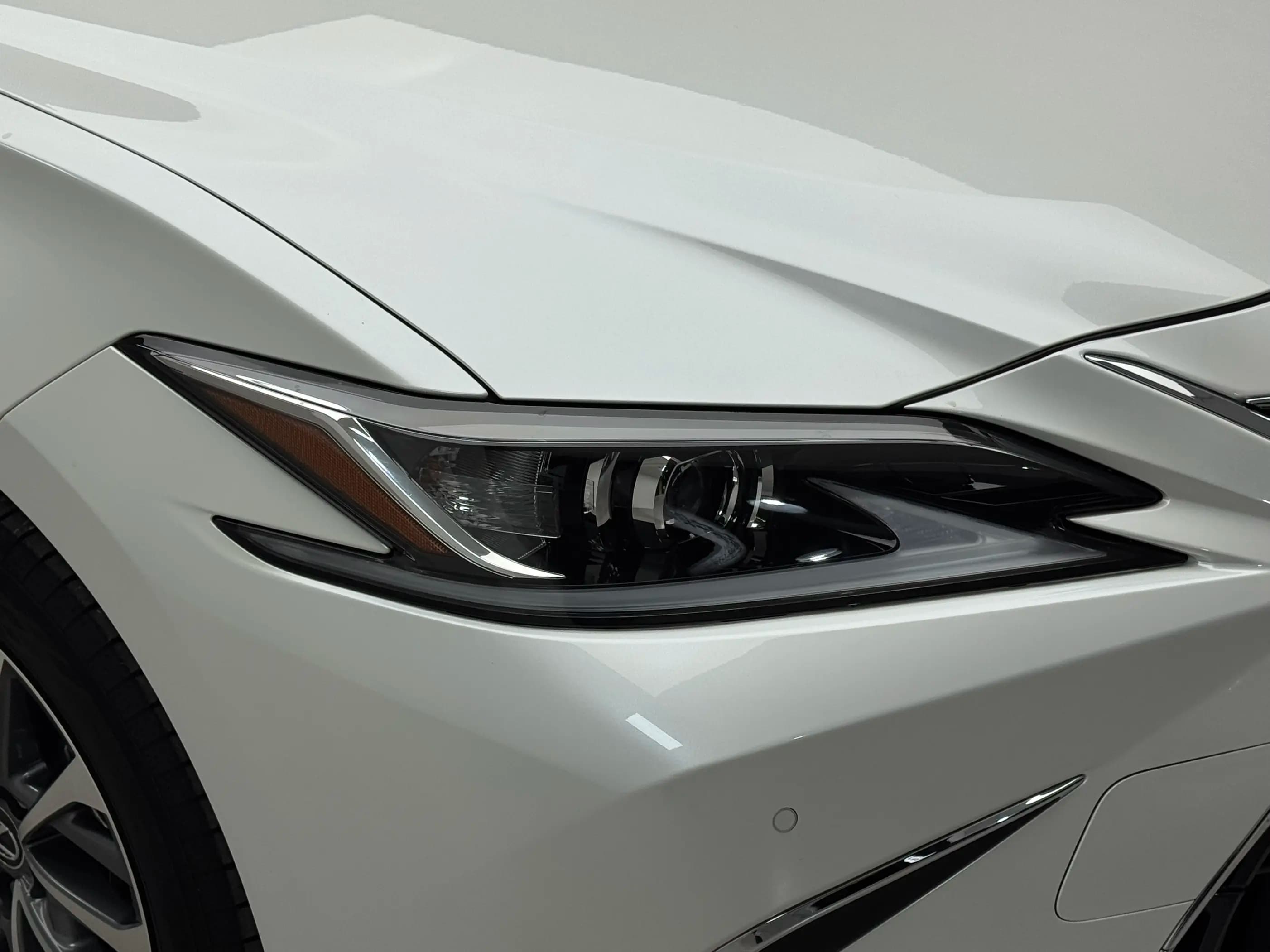 Lexus ES 2023 г. 22306 км. — фото 12