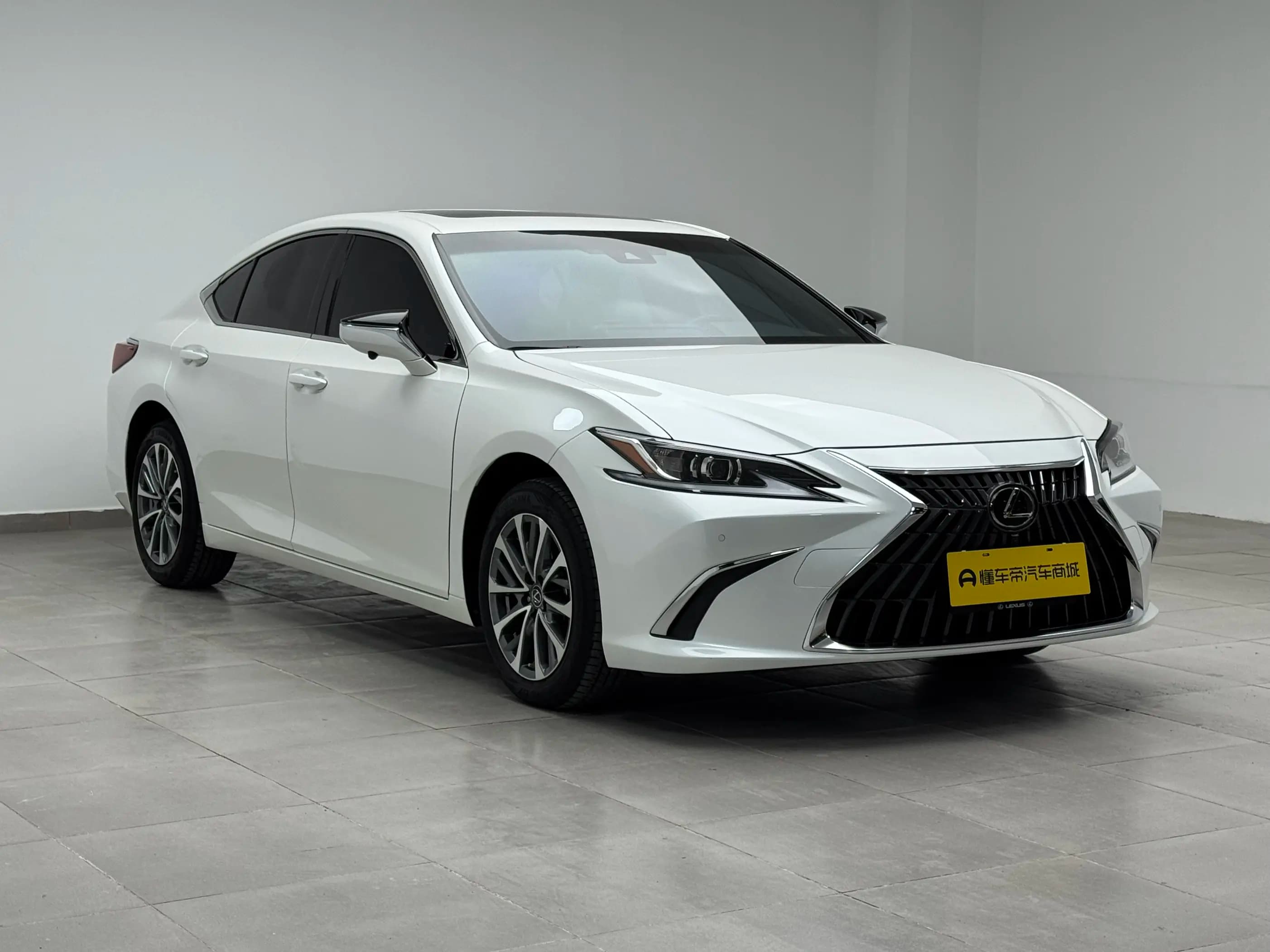Lexus ES 2023 г. 22306 км. — фото 3