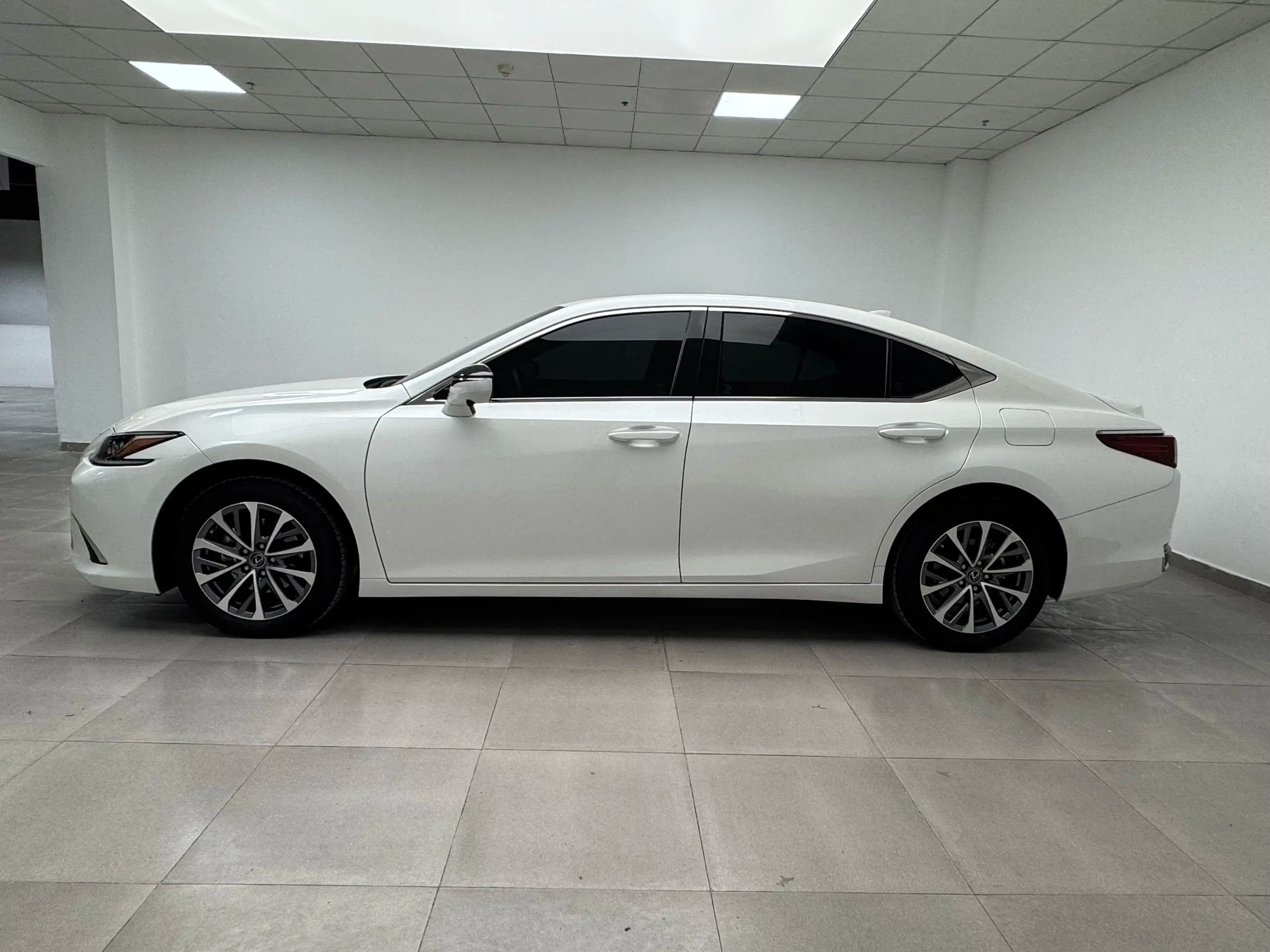 Lexus ES 2023 г. 22306 км. — фото 4