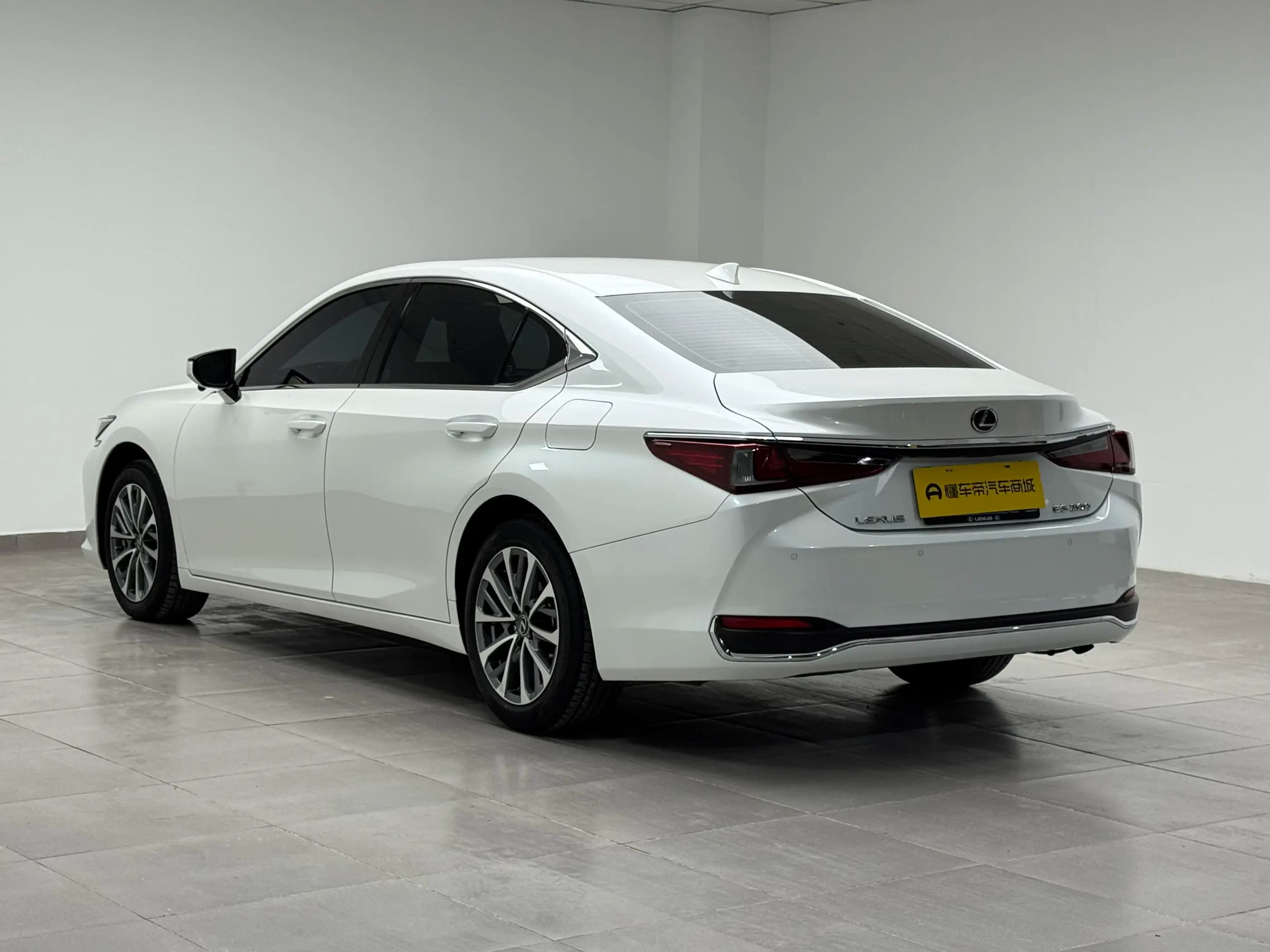 Lexus ES 2023 г. 22306 км. — фото 5