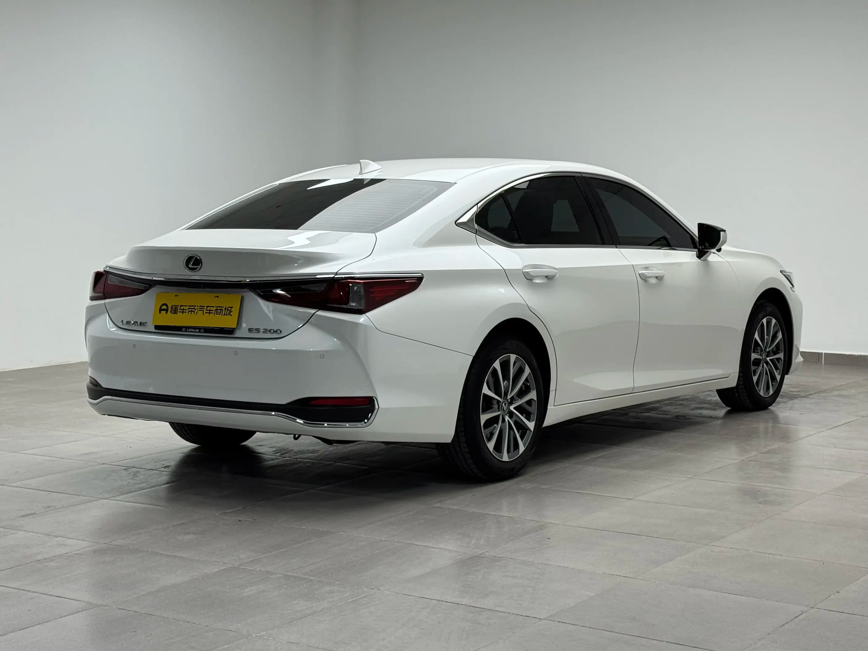 Lexus ES 2023 г. 22306 км. — фото 7