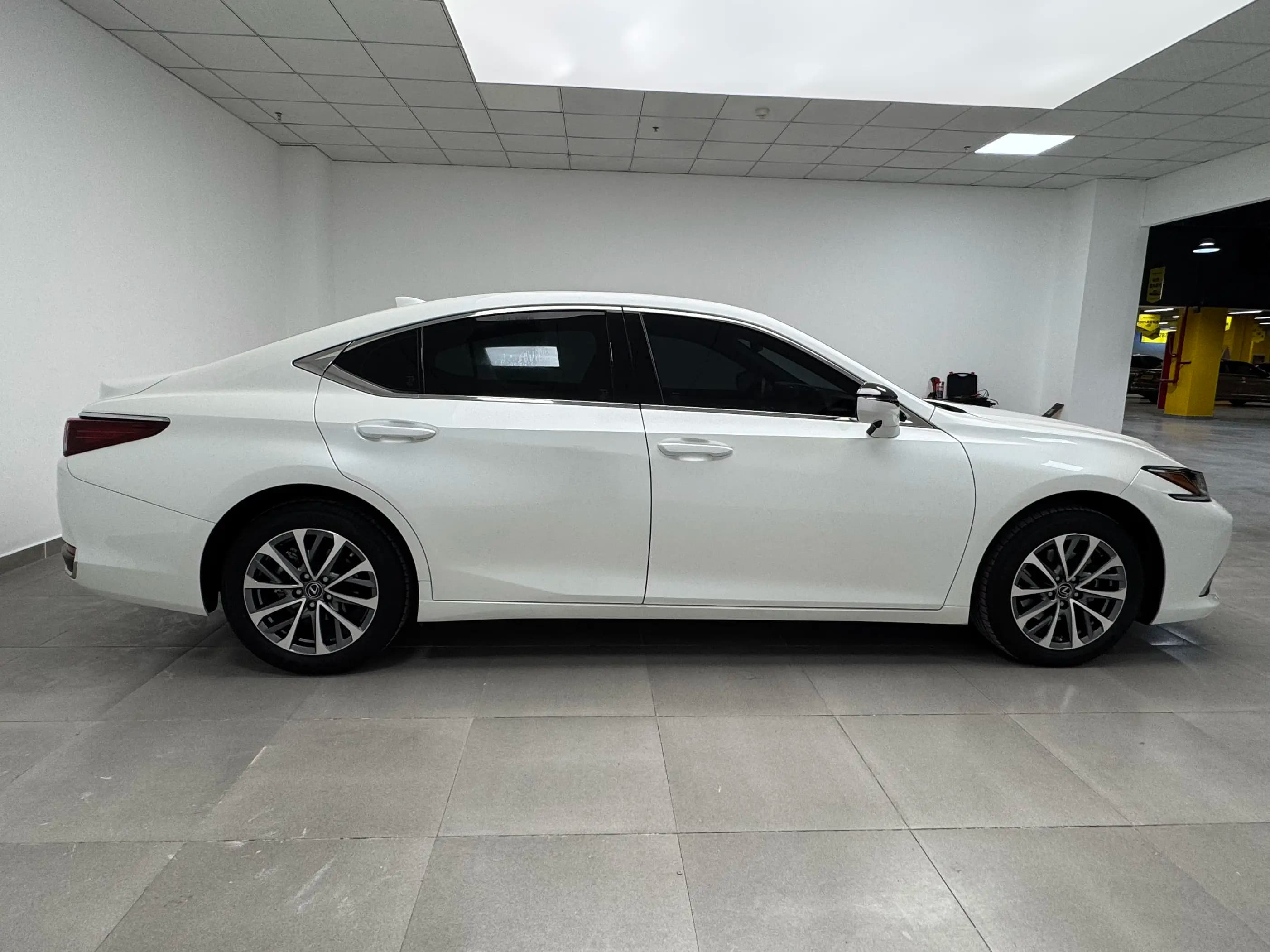 Lexus ES 2023 г. 22306 км. — фото 8