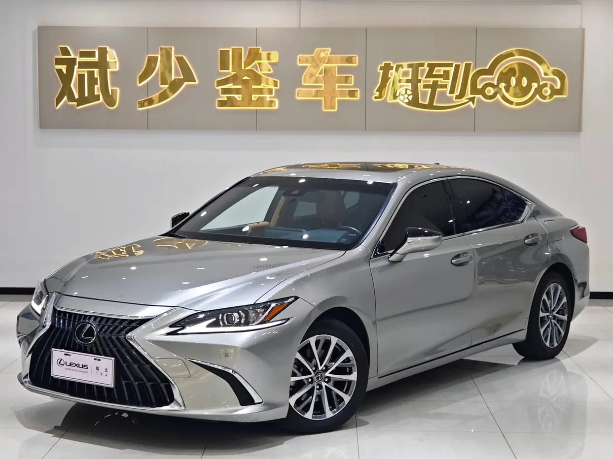 Lexus ES 2022 г. 70008 км.