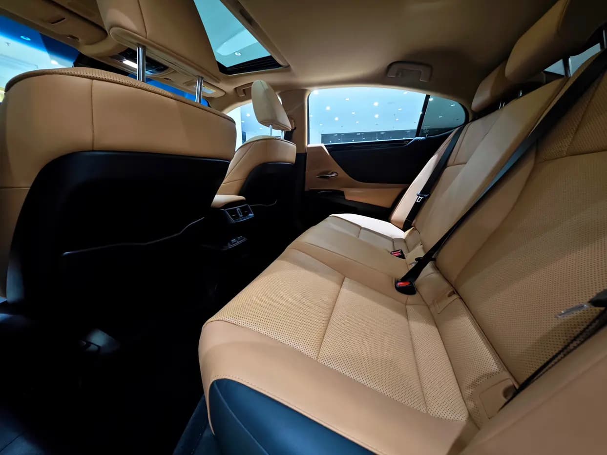 Lexus ES 2022 г. 70008 км. — фото 11