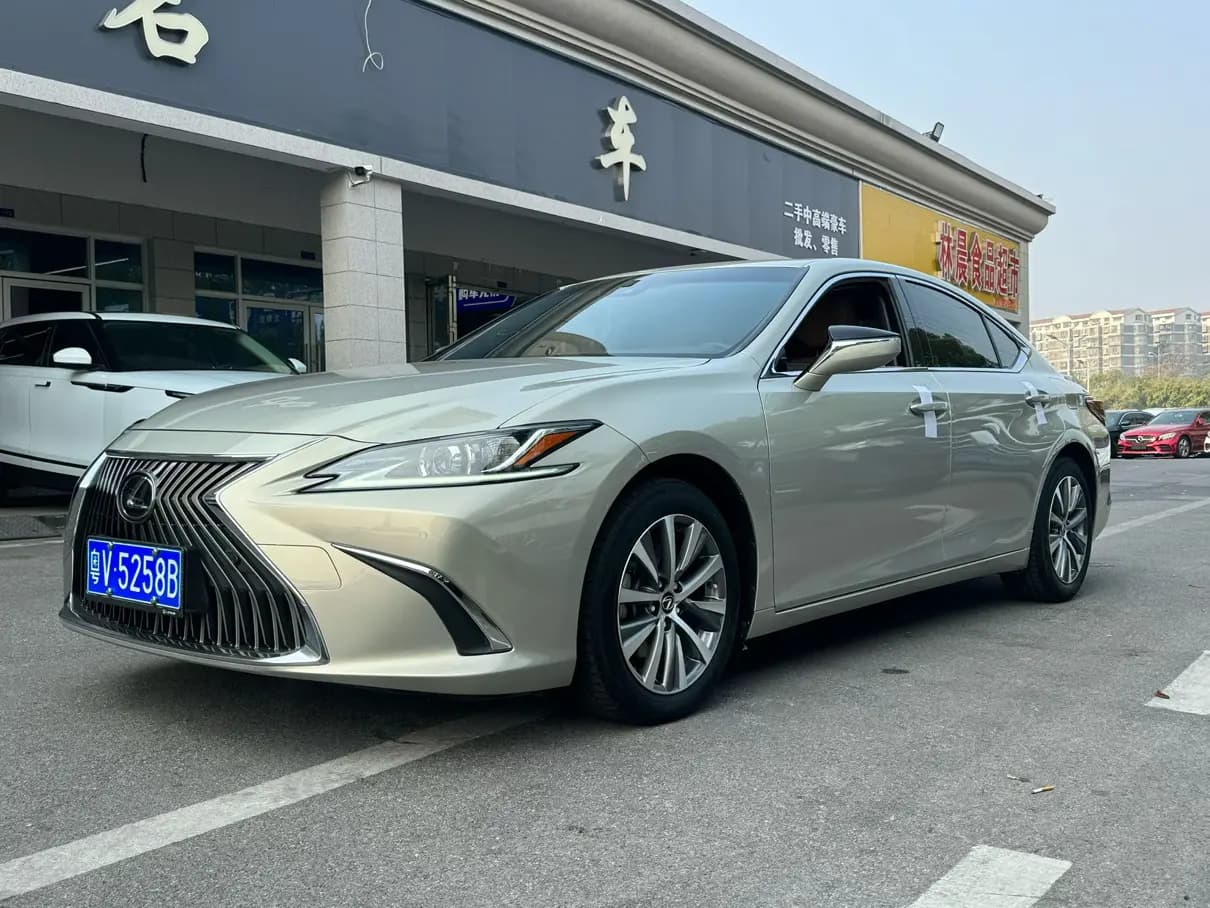 Lexus ES 2021 г. 90011 км.