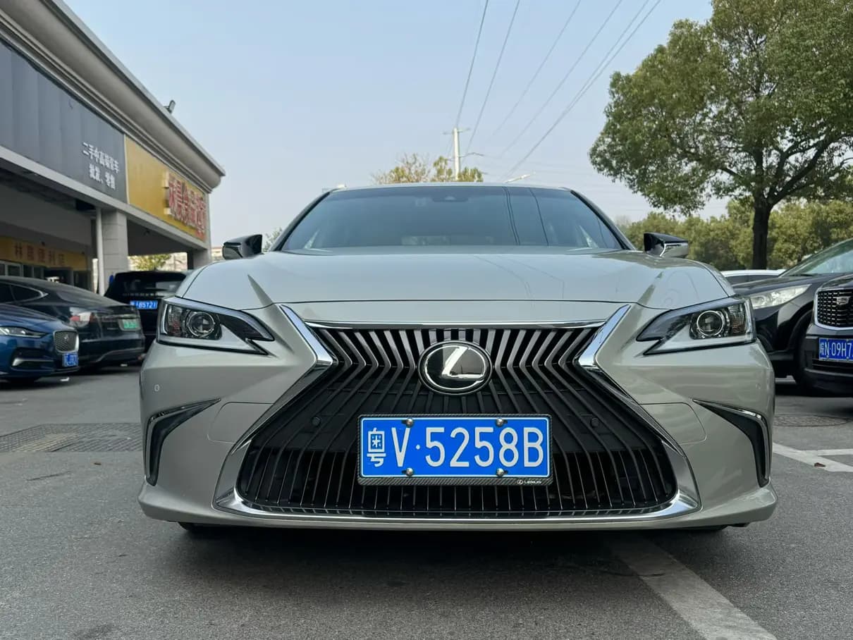 Lexus ES 2021 г. 90011 км. — фото 2
